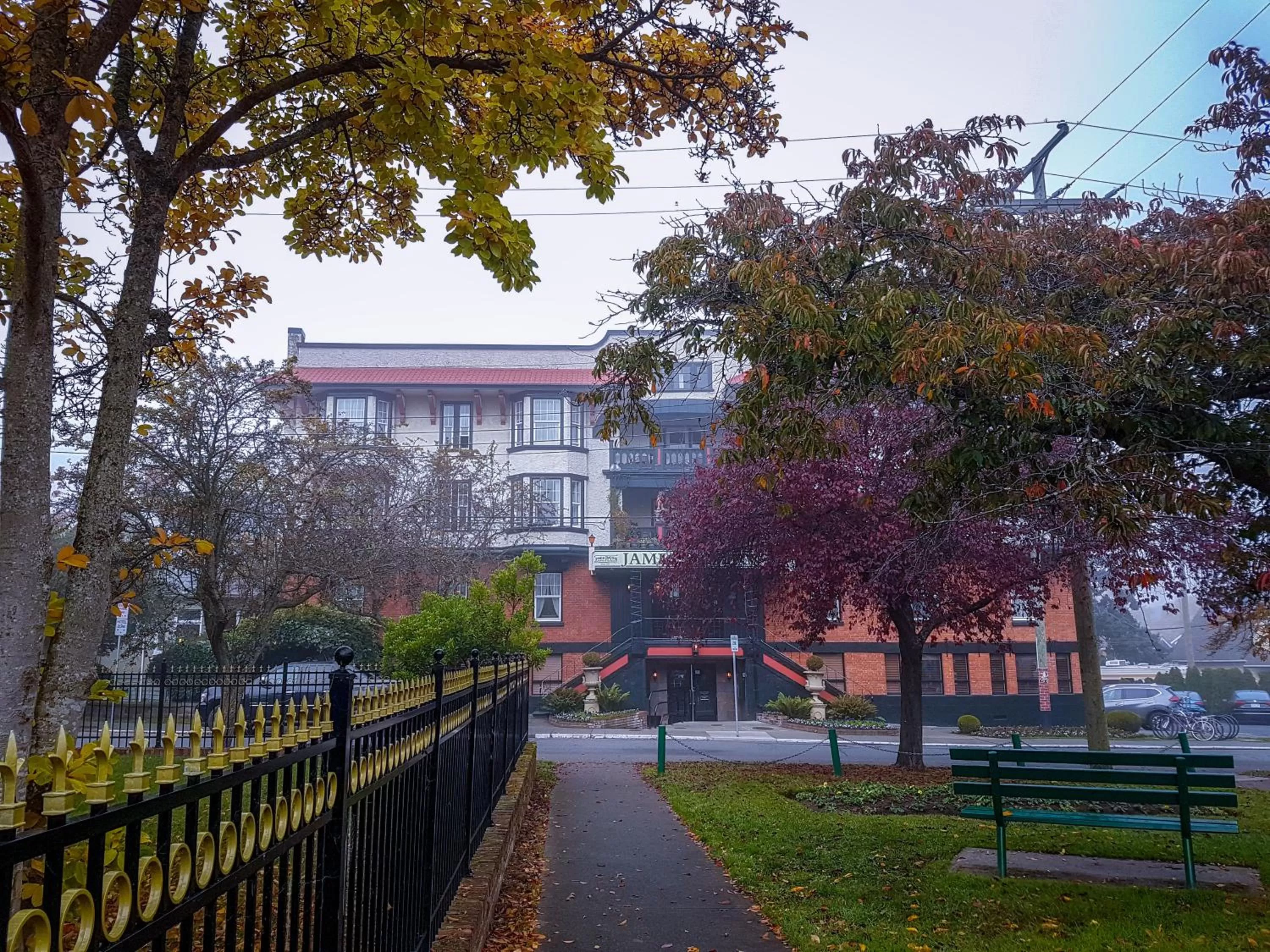 Facade/entrance in James Bay Inn Hotel, Suites & Cottage