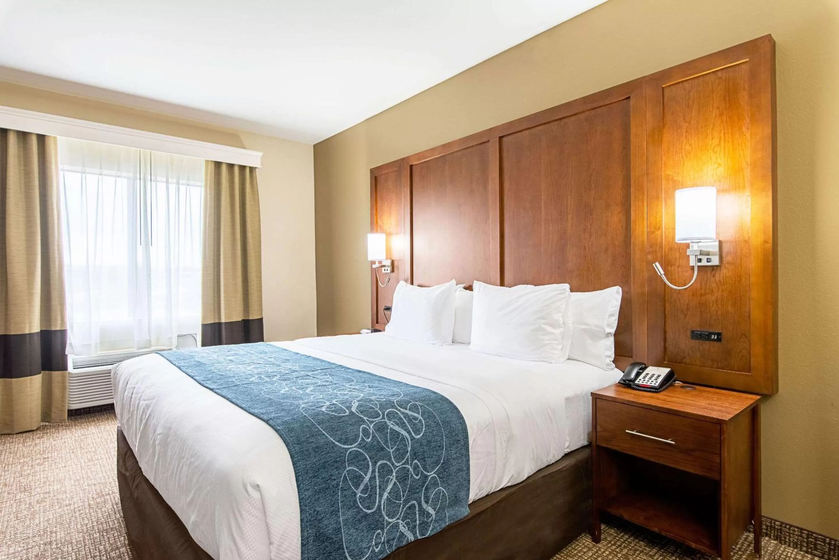 Photo of the whole room, Bed in Comfort Inn & Suites Pine Bluff