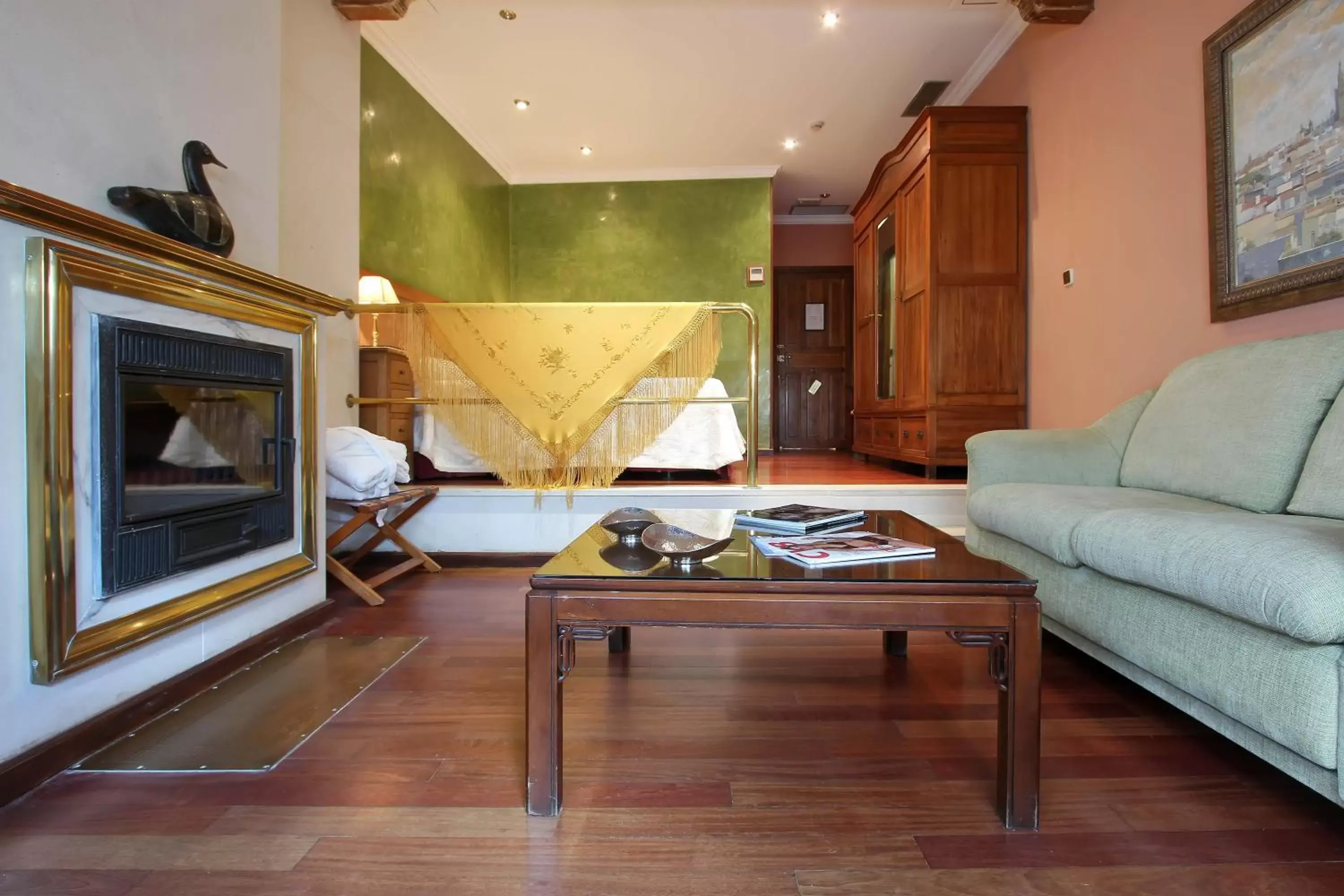 Communal lounge/ TV room, Seating Area in Hotel Alabardero