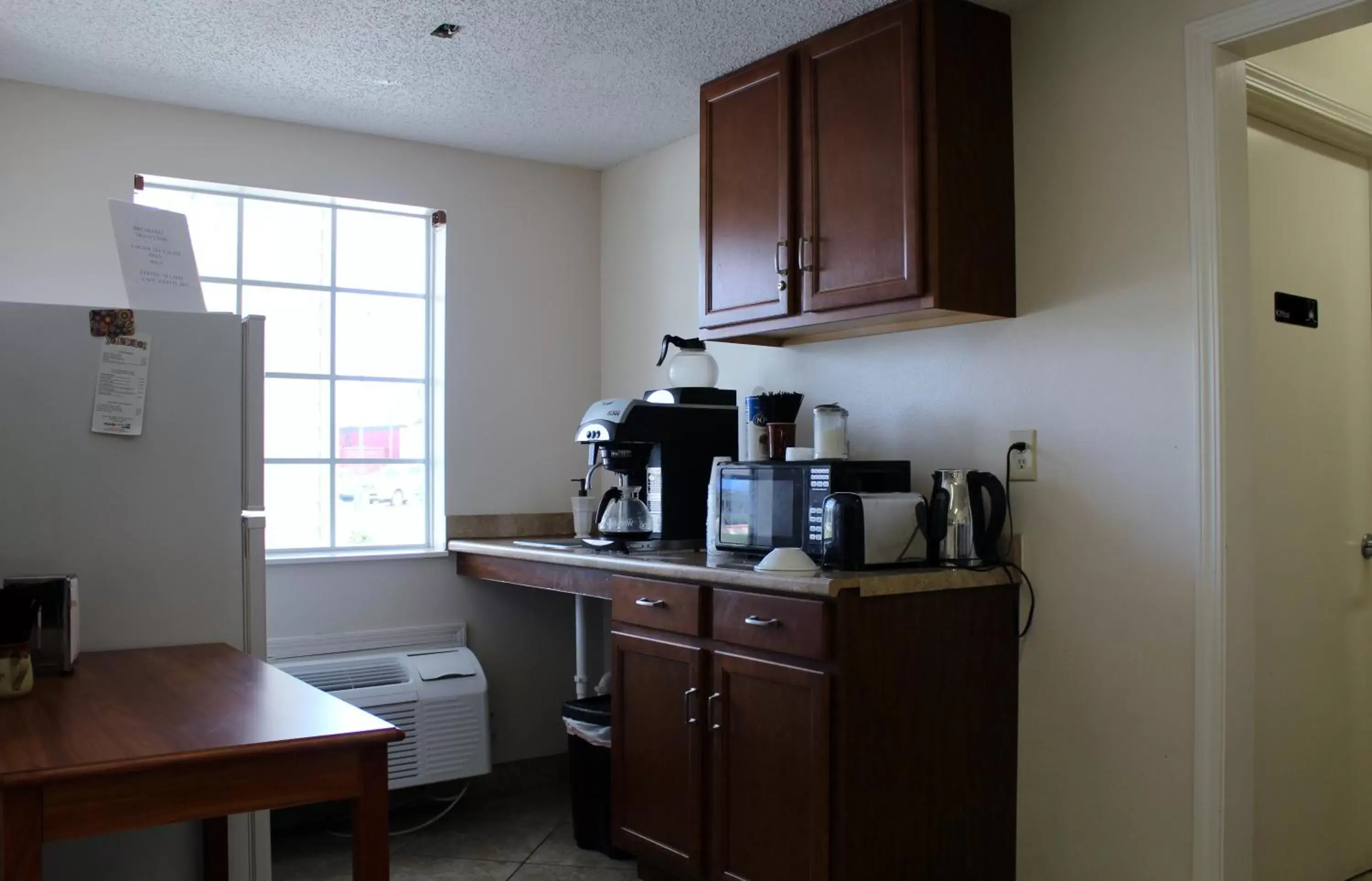 Kitchen or kitchenette, Kitchen/Kitchenette in Carom Inn a Travelodge by Wyndham Denham Springs-Baton Rouge