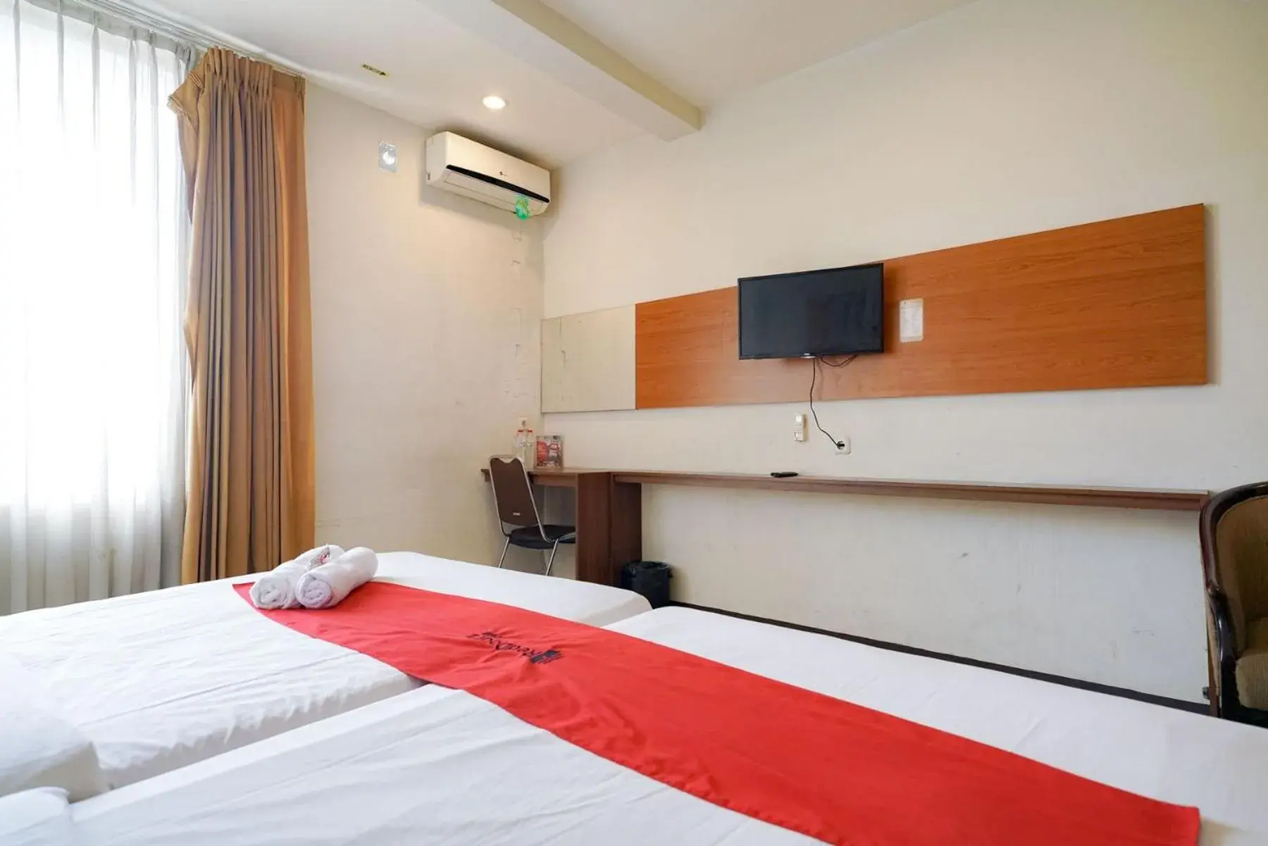 Bedroom, Bed in RedDoorz near Braga Street