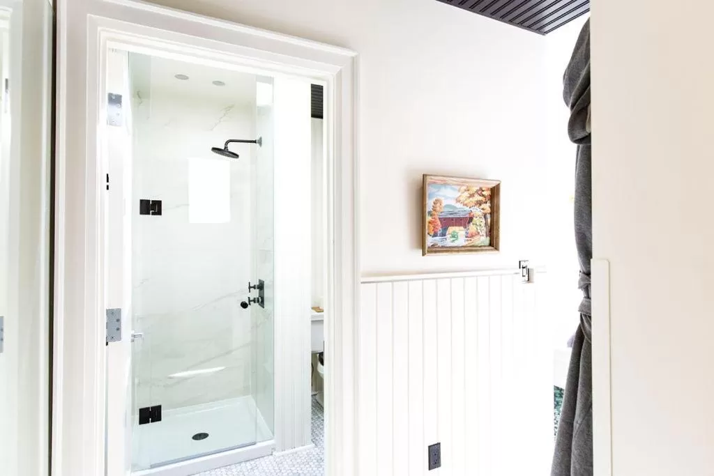 Shower in Drake Devonshire and Motor Inn