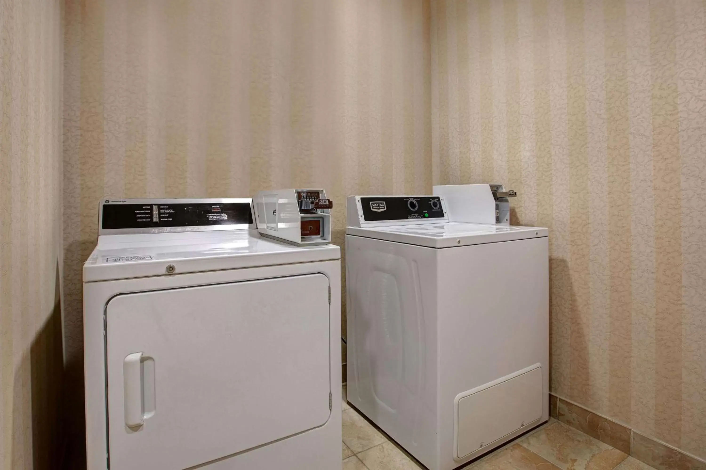 laundry, Kitchen/Kitchenette in Days Inn & Suites by Wyndham Collingwood