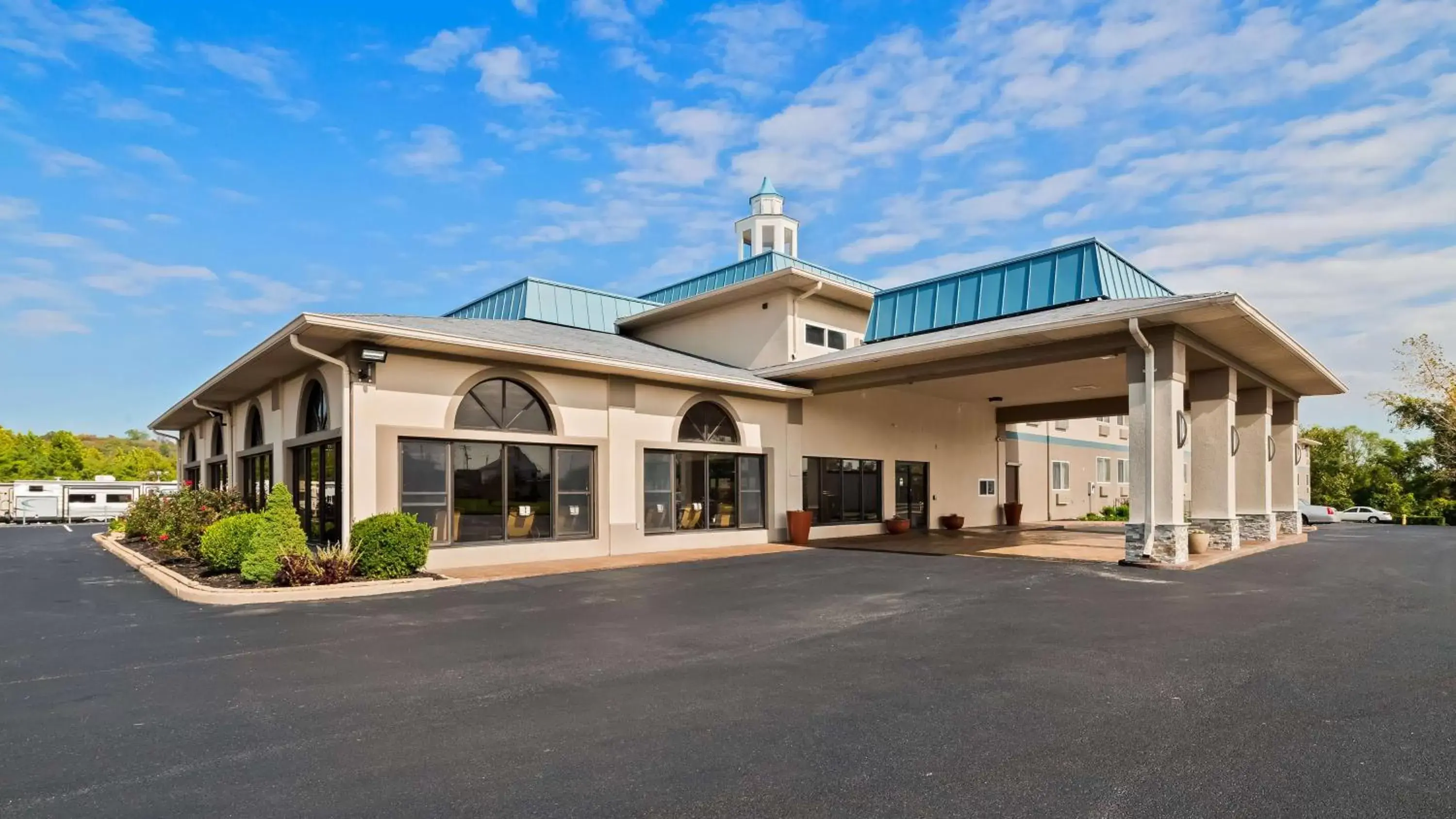 Property Building in Best Western St. Louis Inn