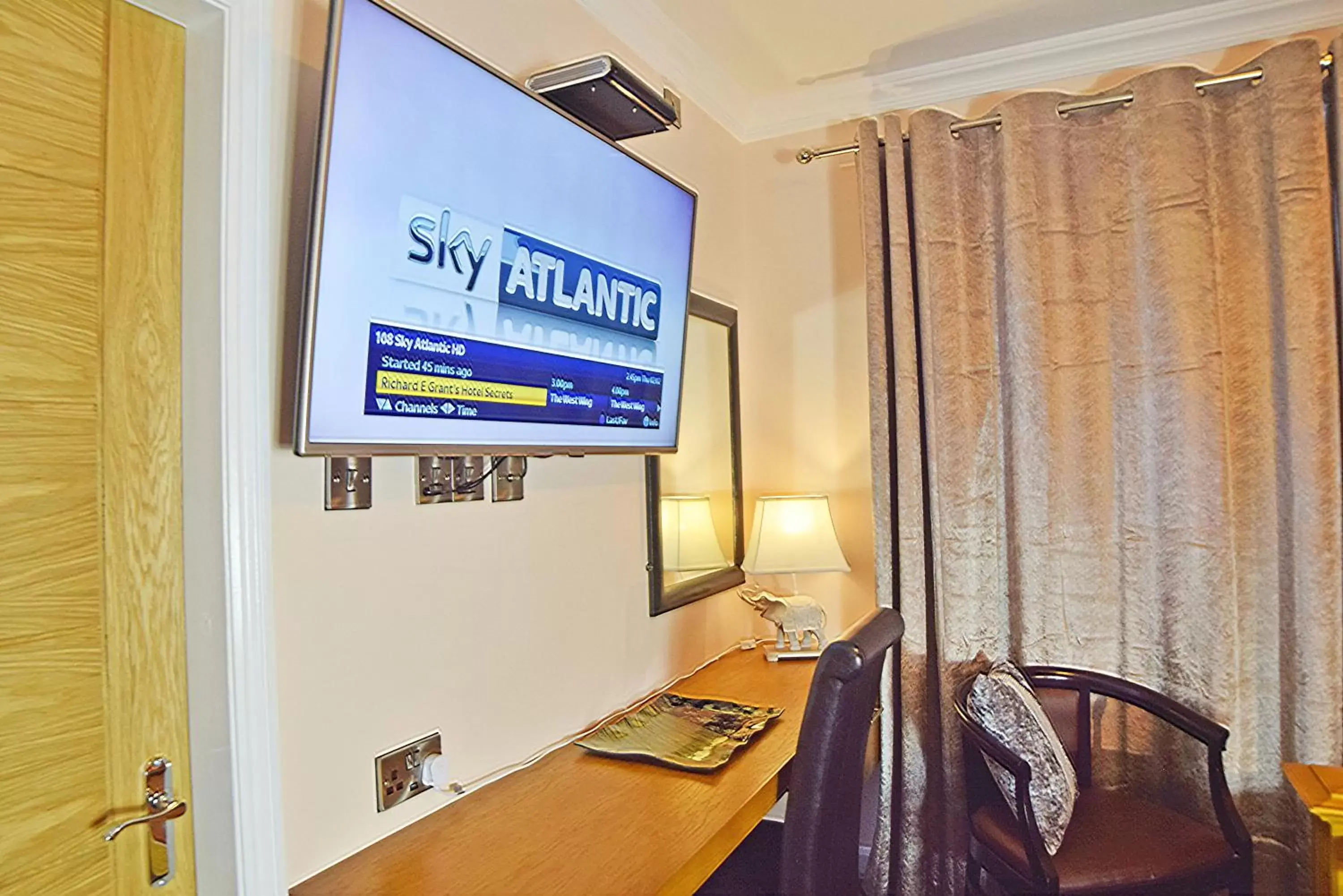 Bedroom, TV/Entertainment Center in Dovedale Hotel and Restaurant