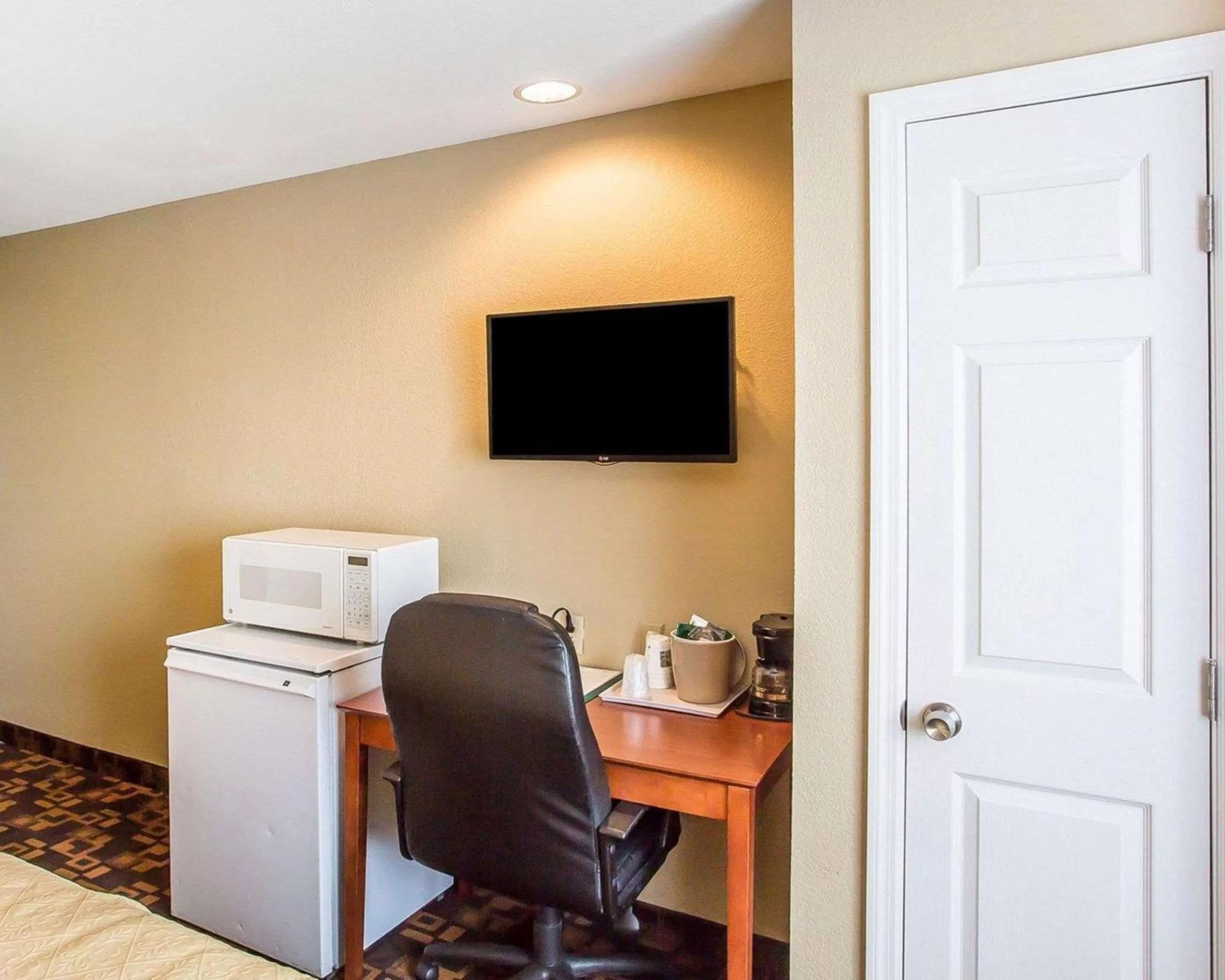 Photo of the whole room, TV/Entertainment Center in Quality Inn & Suites Mt. Juliet