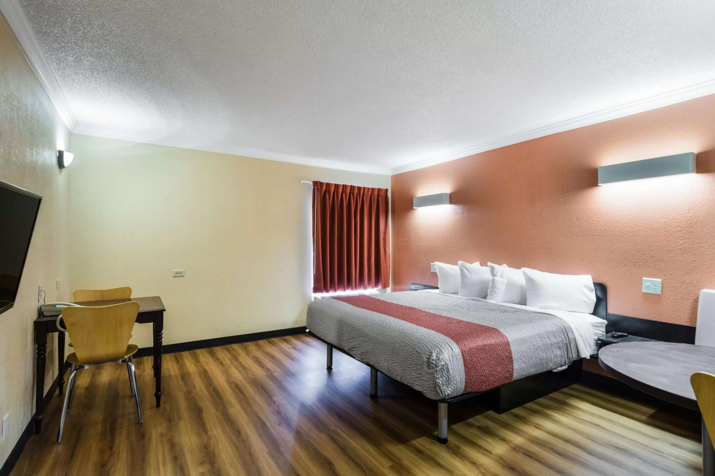 Photo of the whole room, Bed in Motel 6-Libertyville, IL