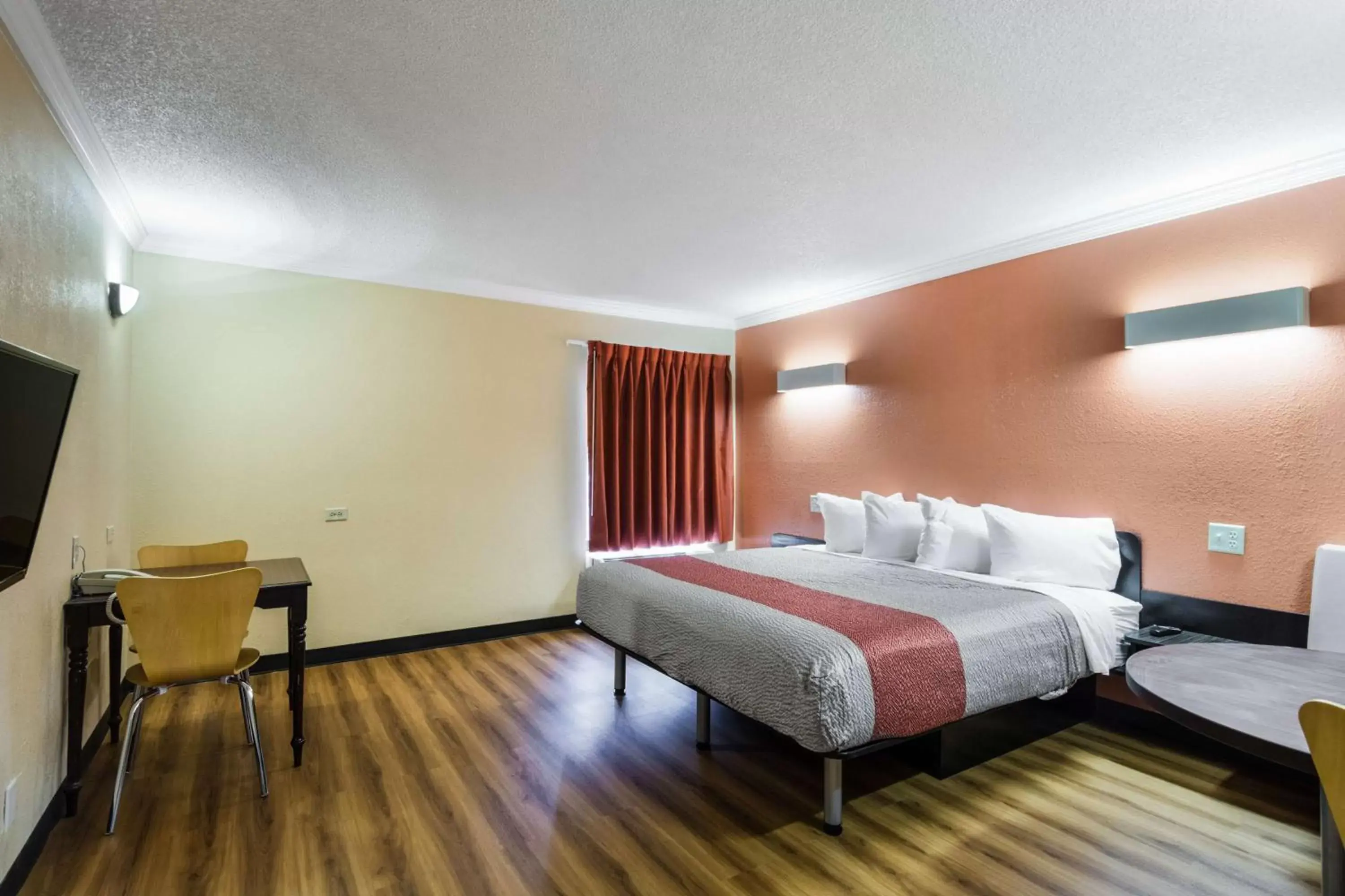 Deluxe King Suite - Non-Smoking in Motel 6-Libertyville, IL Deluxe King Suite - Non-Smoking in Motel 6-Libertyville, IL