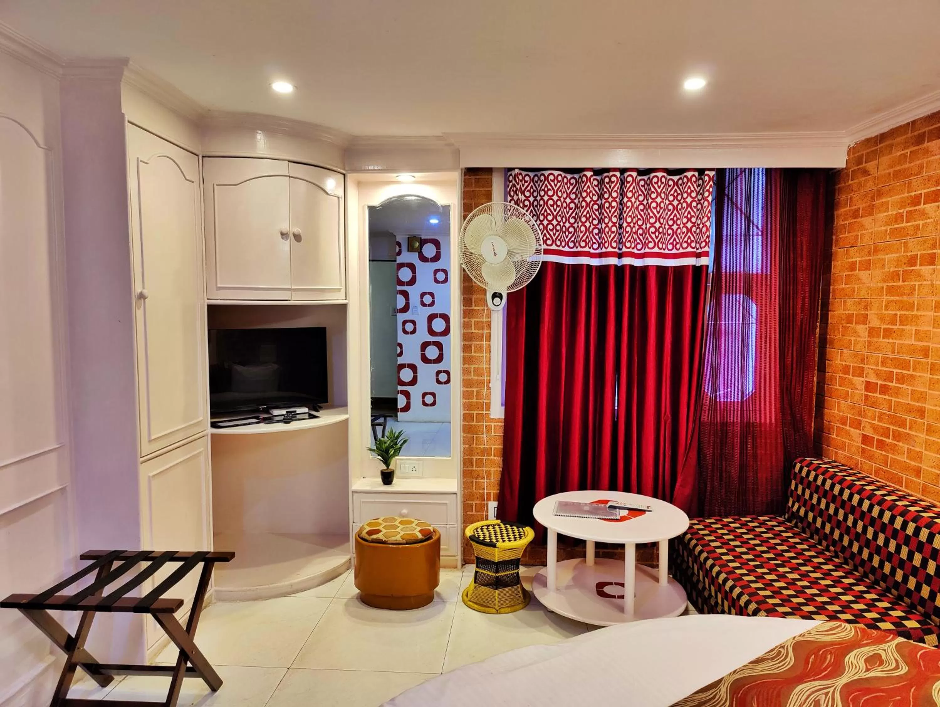 Bedroom in Auckland Hotel and Restaurant Near Mall Road