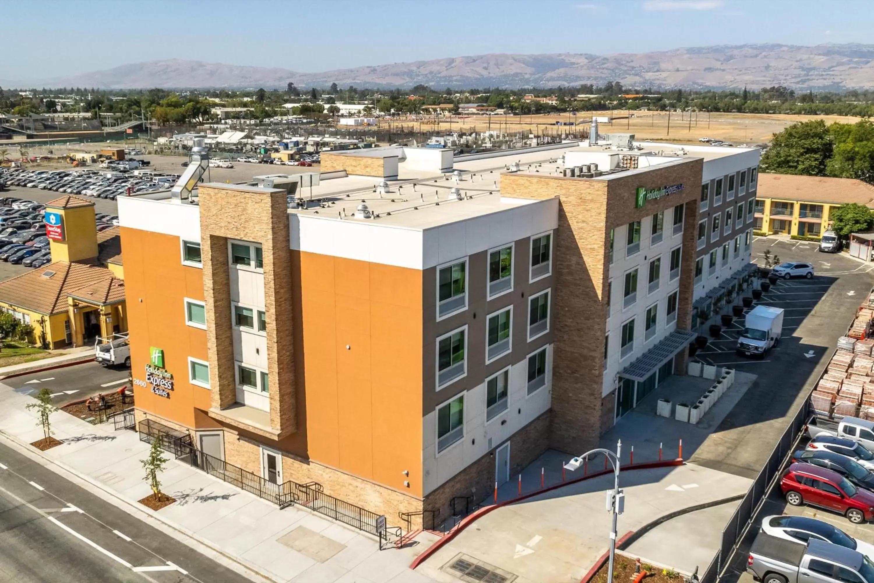 Property building, Bird's-eye View in Holiday Inn Express & Suites - San Jose Silicon Valley, an IHG Hotel
