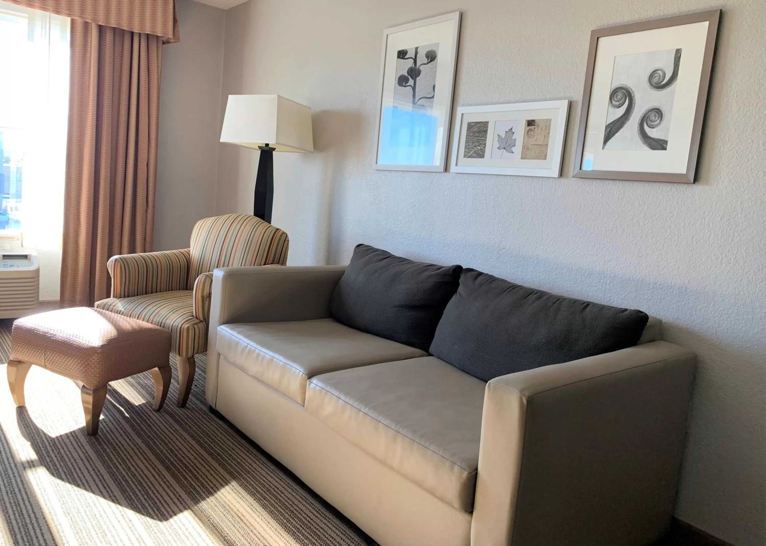 Living room in Country Inn & Suites by Radisson, Clarksville, TN