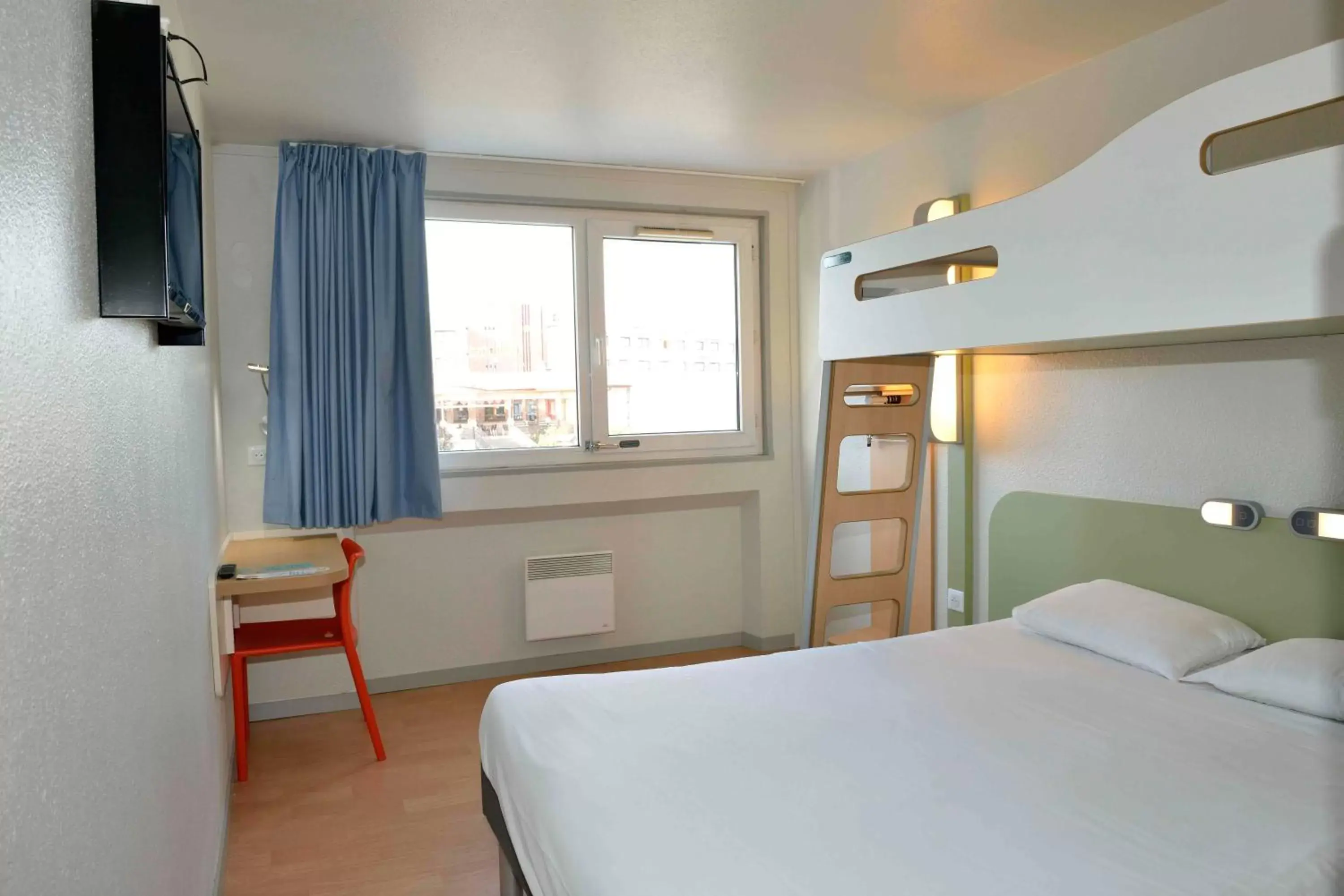 Photo of the whole room in ibis budget Bordeaux Lac