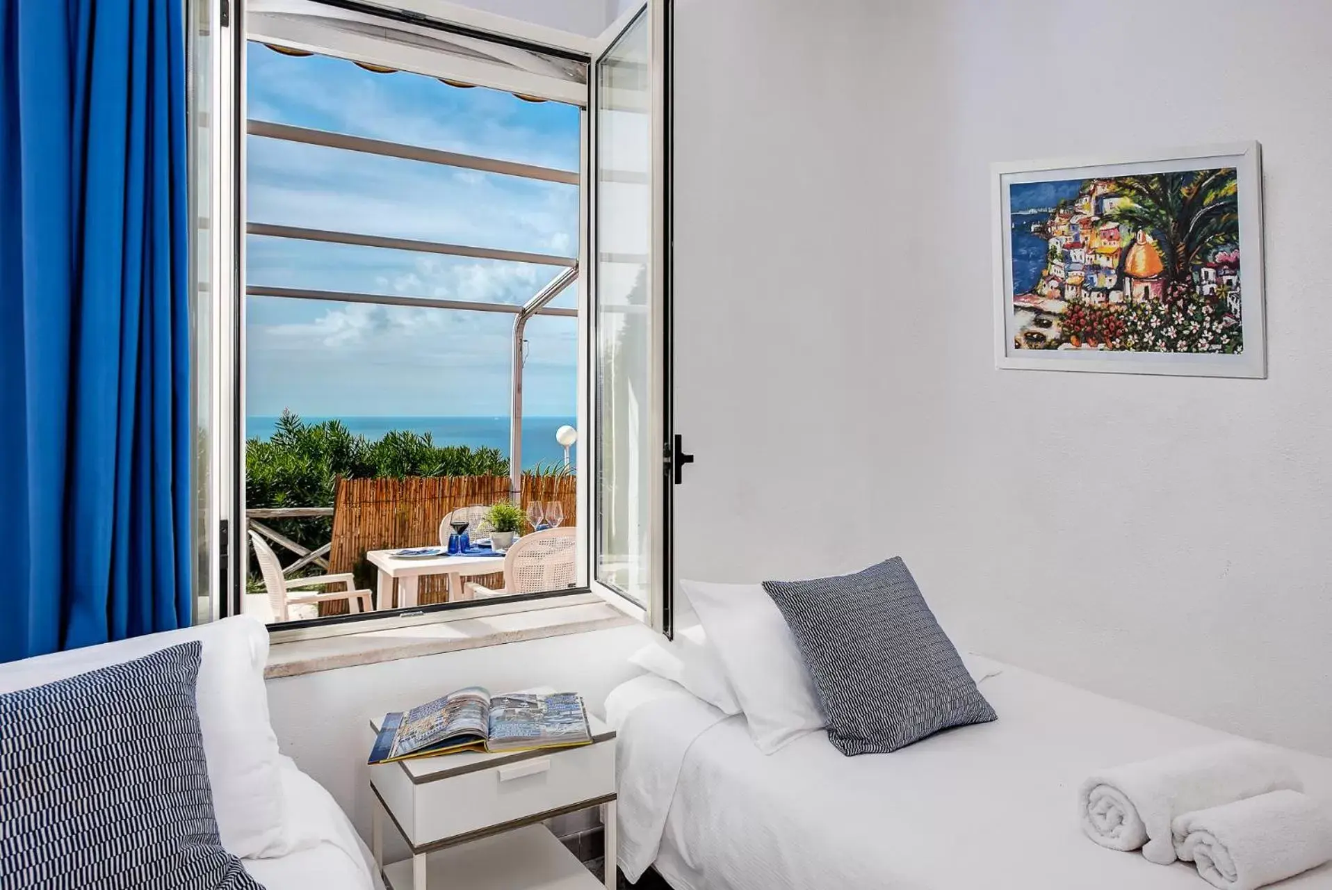 Bed, Seating Area in Gocce Di Capri Resort