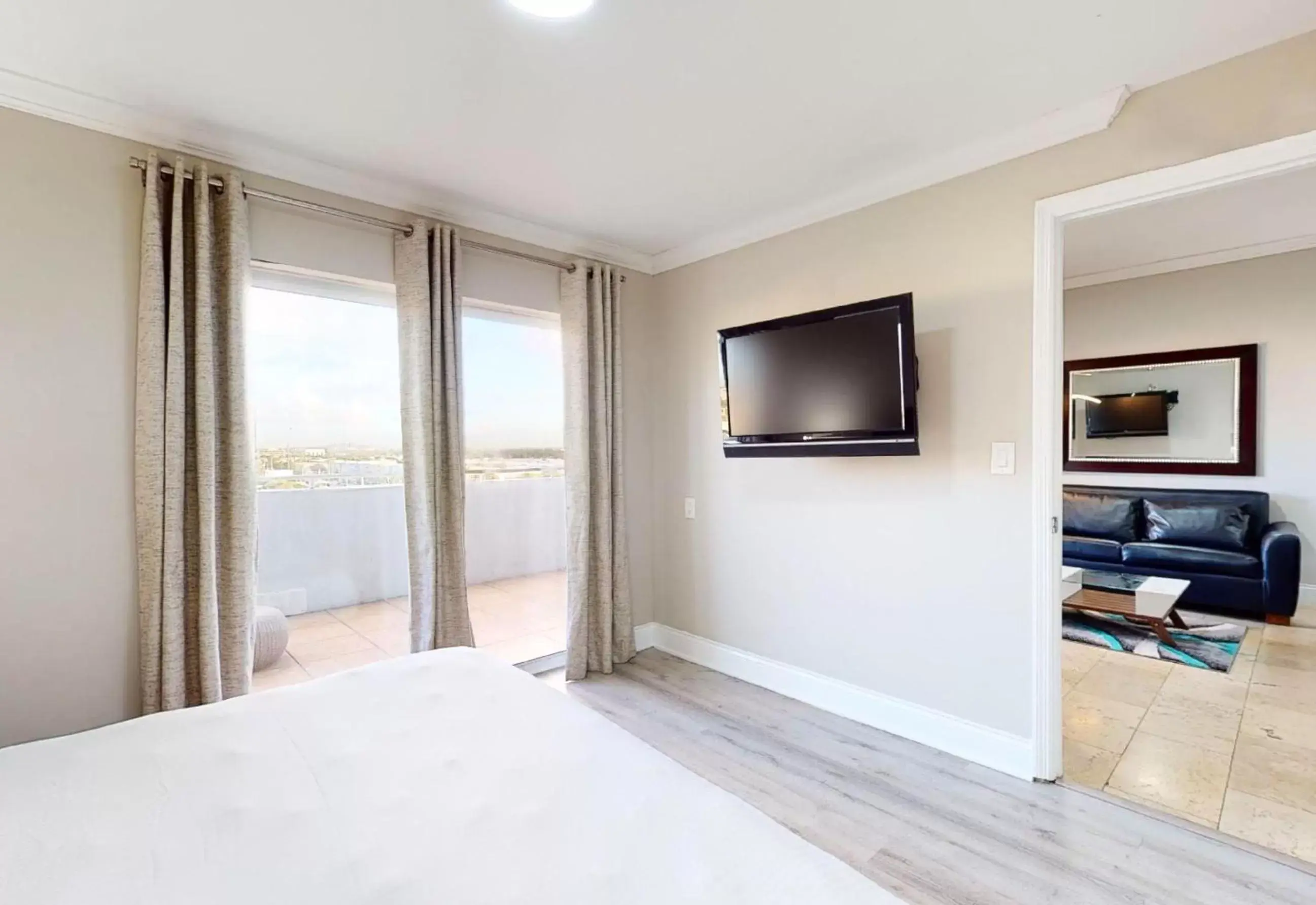 Bedroom, TV/Entertainment Center in Nuvo Suites Hotel - Miami Doral