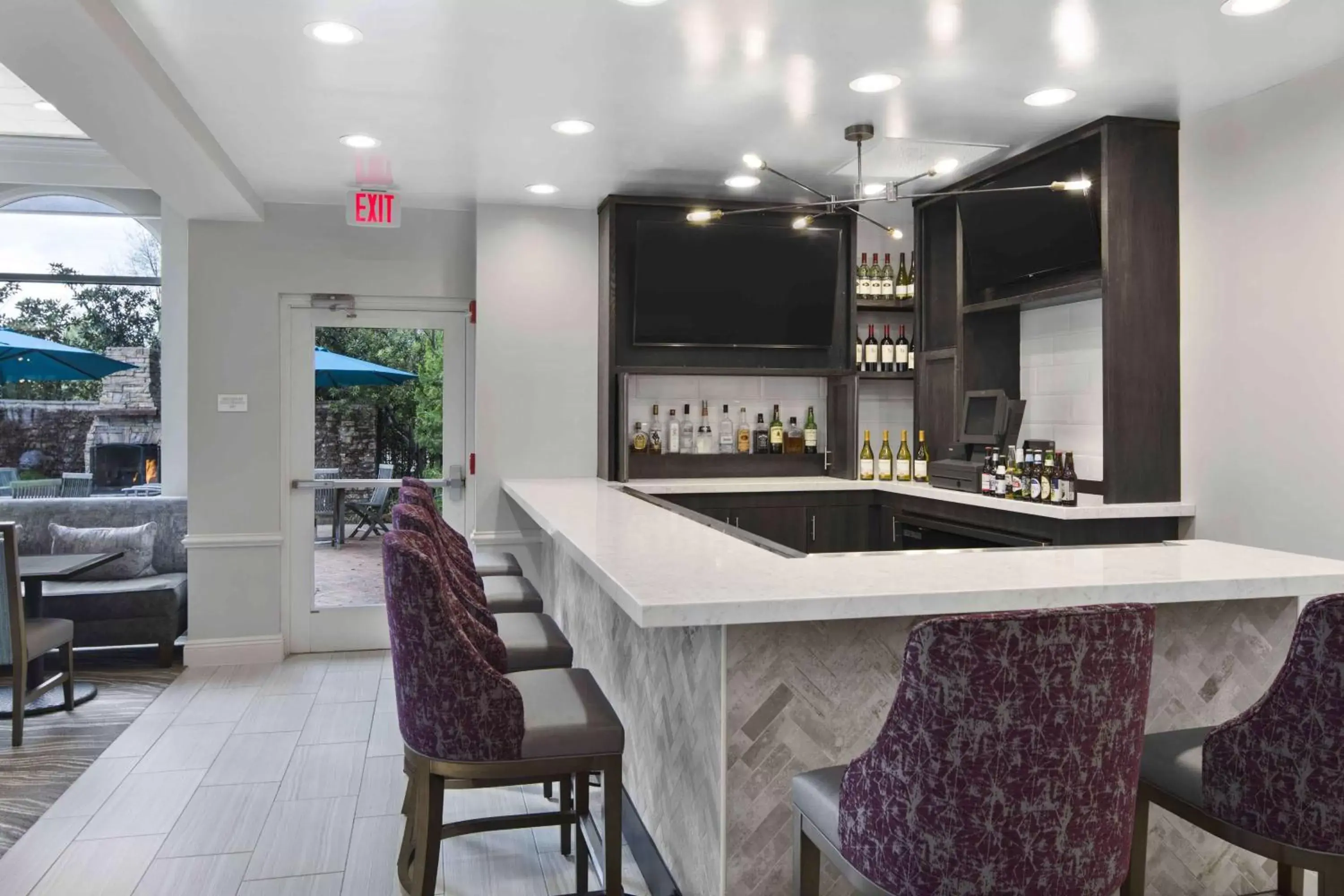 Lounge or bar, Kitchen/Kitchenette in Hilton Garden Inn Jackson-Madison