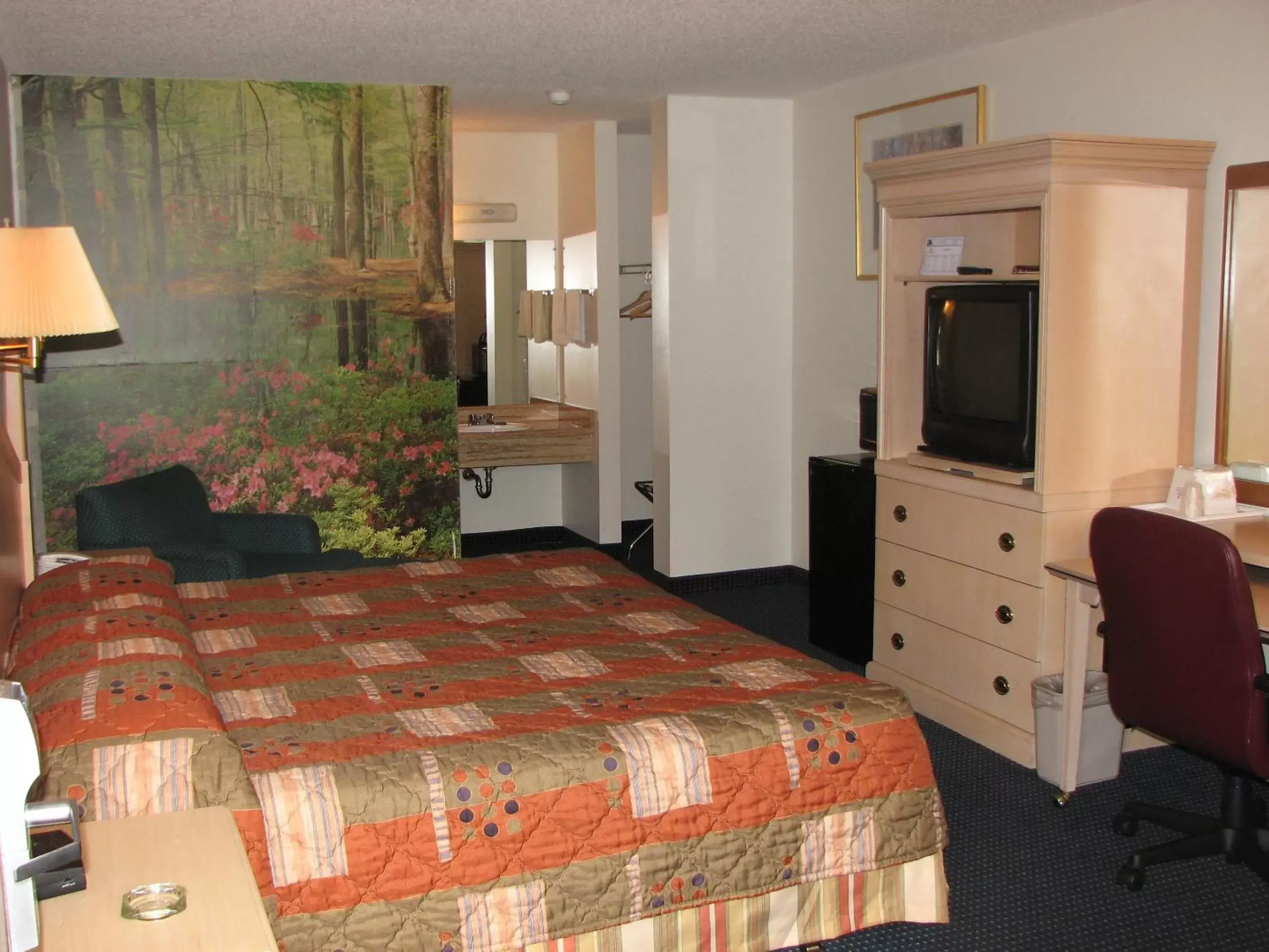 Bed in Canterbury Inn & Suites