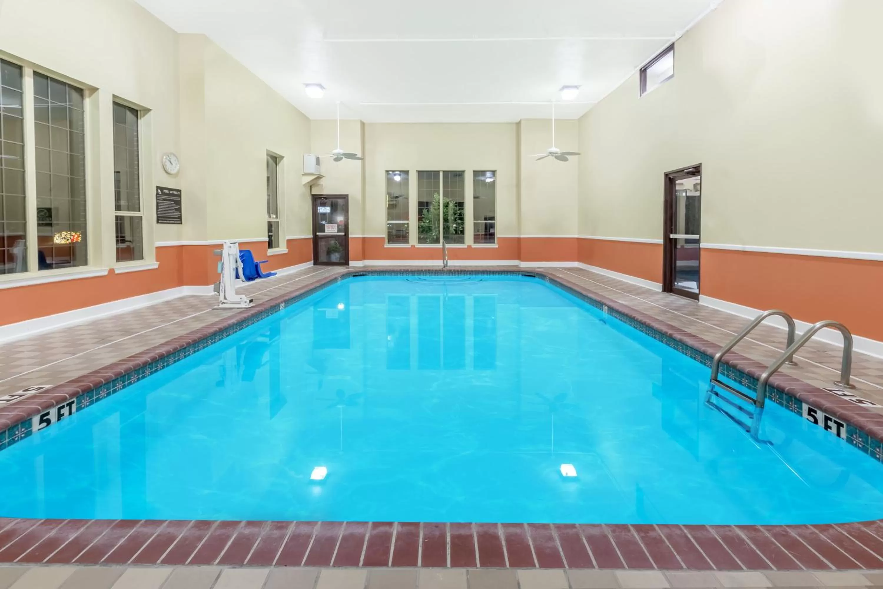 Swimming pool in Super 8 by Wyndham Pine Bluff
