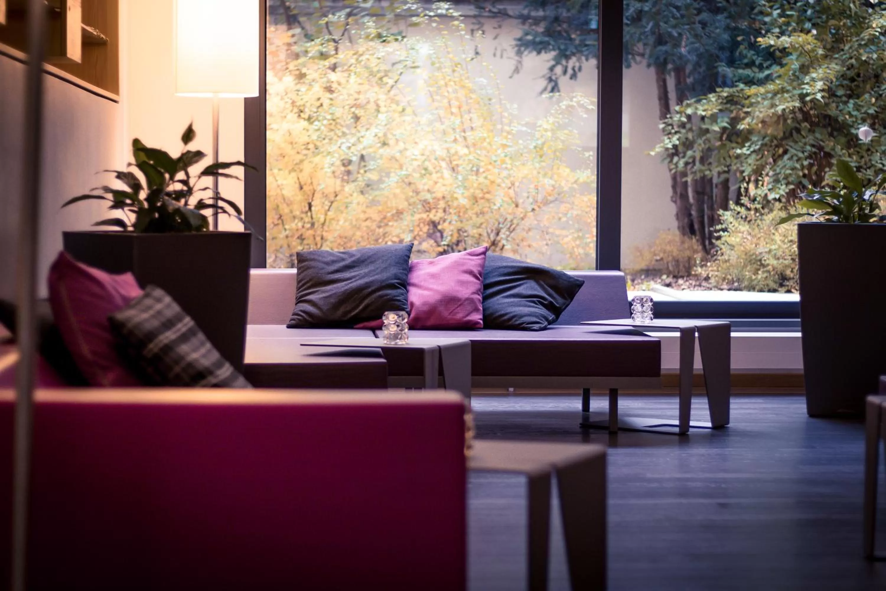 Communal lounge/ TV room in Lindner Hotel Frankfurt Sportpark, part of JdV by Hyatt