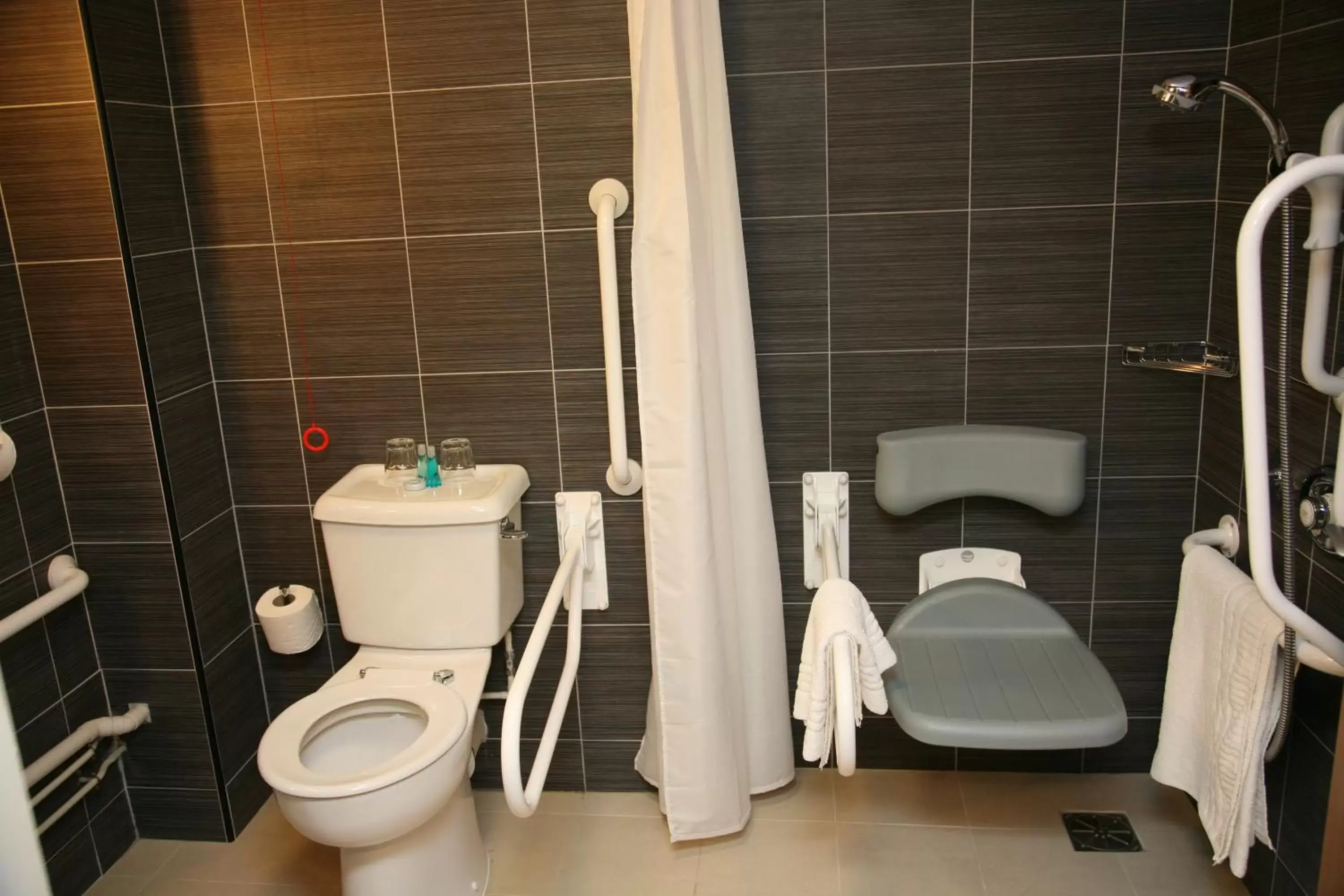 Bathroom in Shendish Manor Hotel