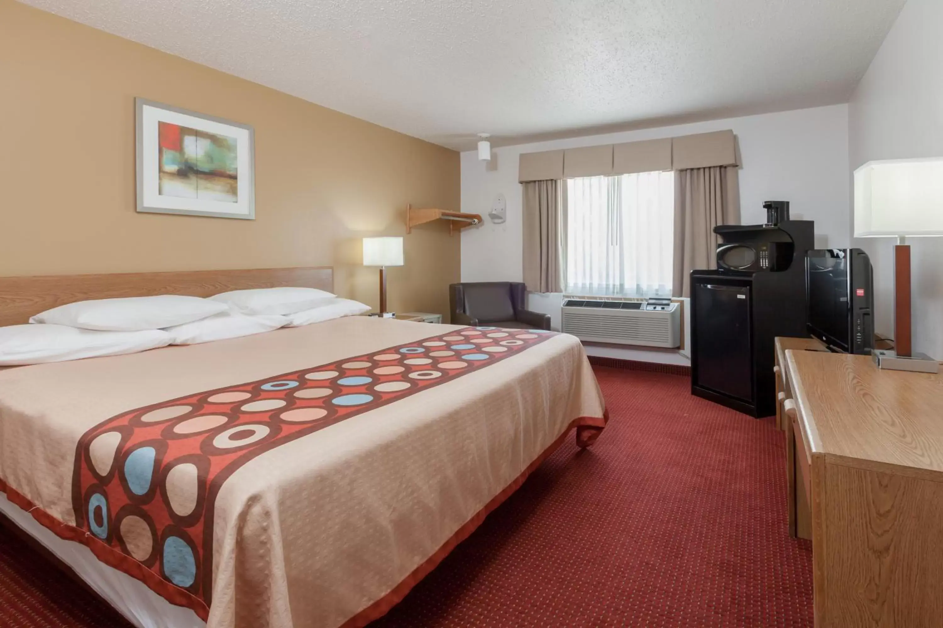 King Room with Roll-In Shower - Mobility/Hearing Accessible - Non-Smoking in Super 8 by Wyndham Grapevine/DFW Airport Northwest