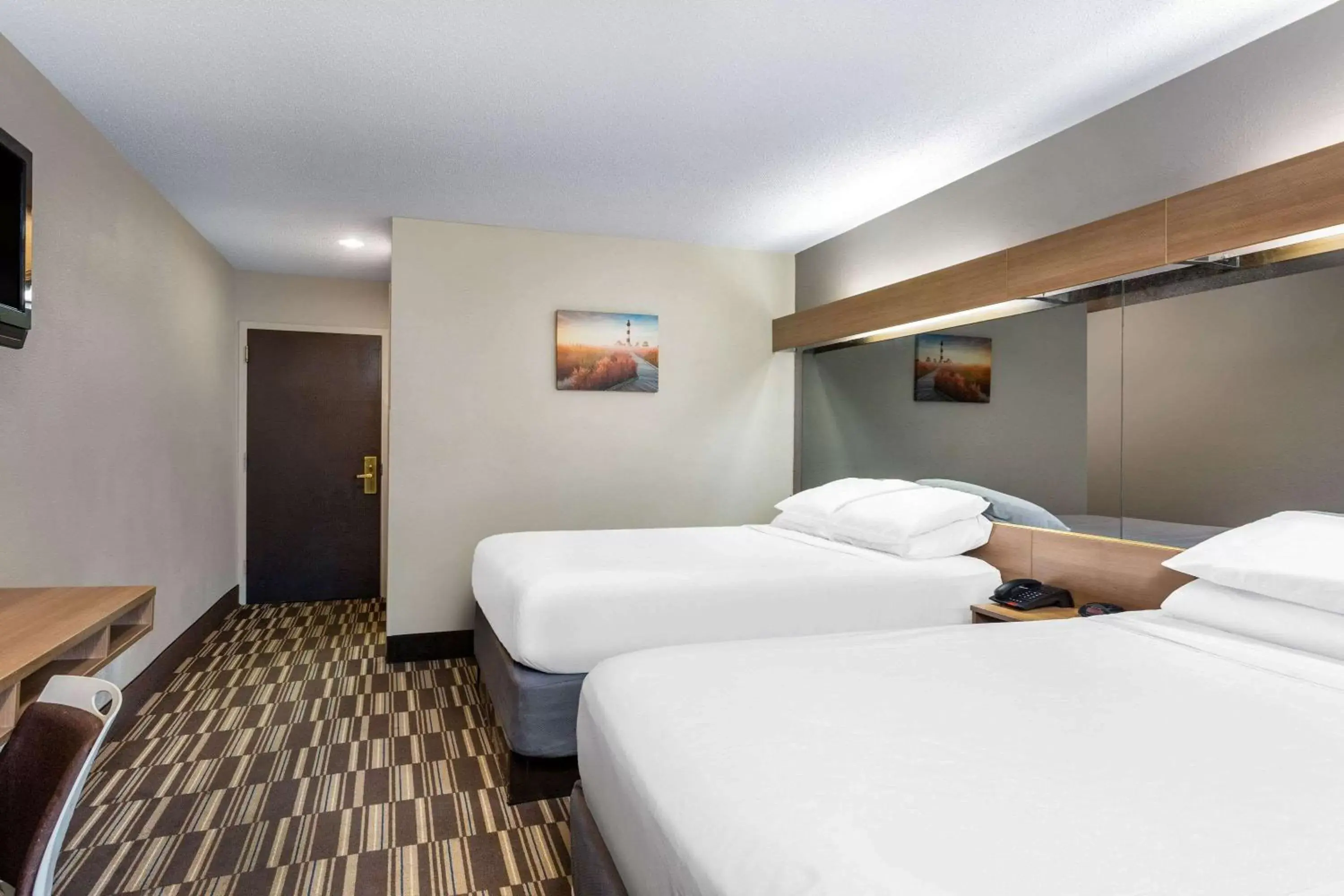 Photo of the whole room, Bed in Microtel Inn & Suites by Wyndham Matthews/Charlotte