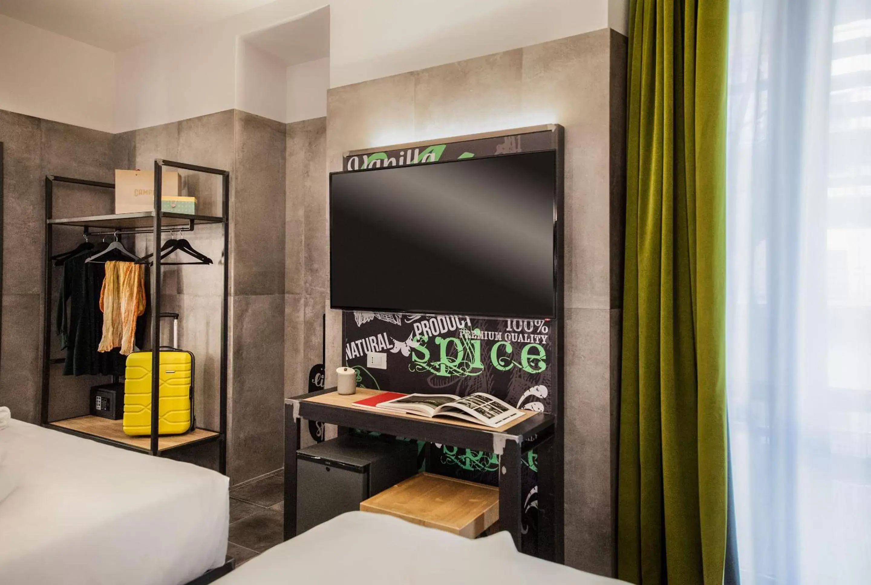 TV and multimedia, Bed in Spice Hotel Milano