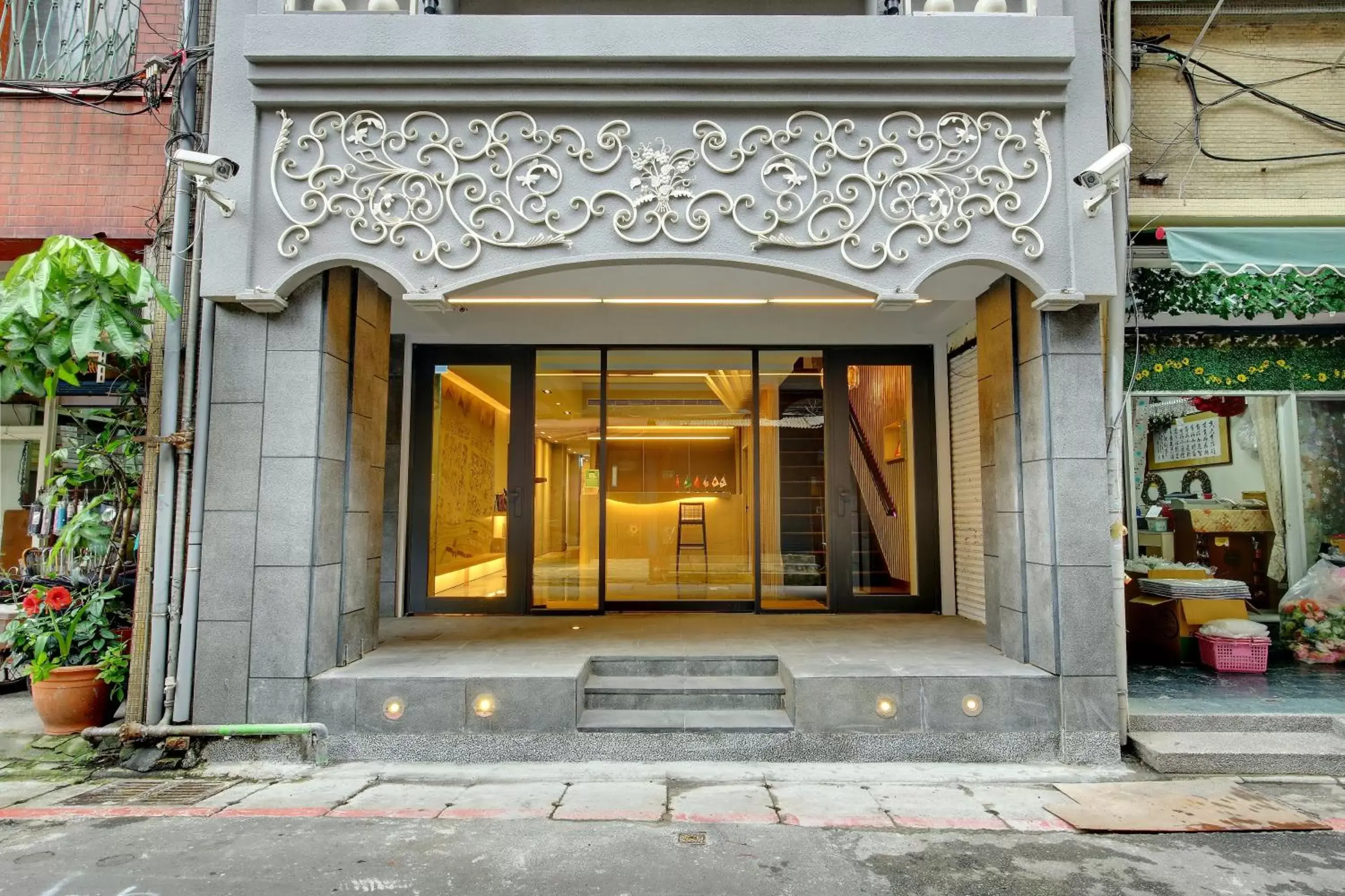 Facade/entrance in Bayman Hotel