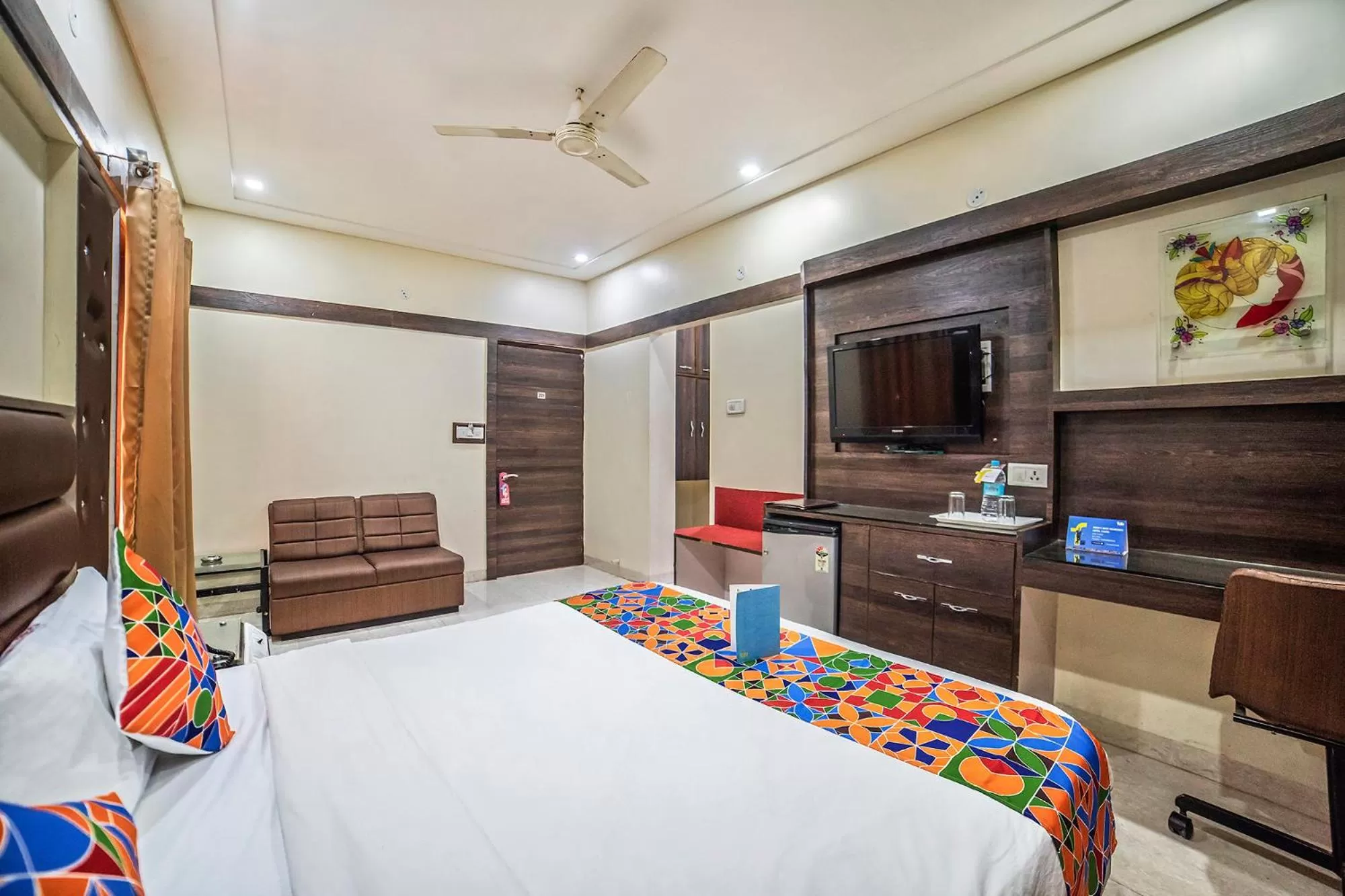 Bedroom, Bed in FabHotel Santoor Geeta Bhawan Square