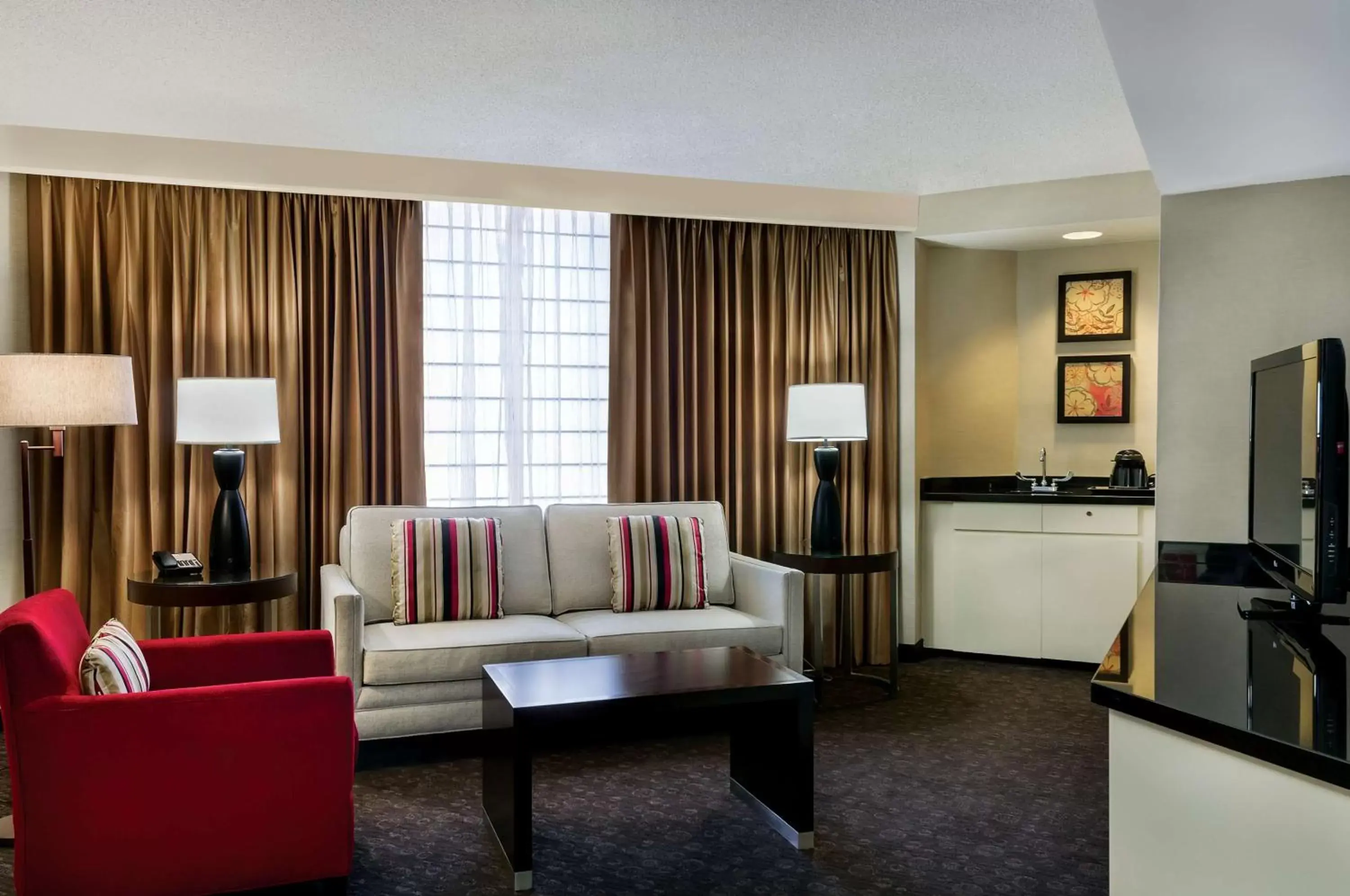 Living room, Seating Area in Doubletree by Hilton Los Angeles Downtown