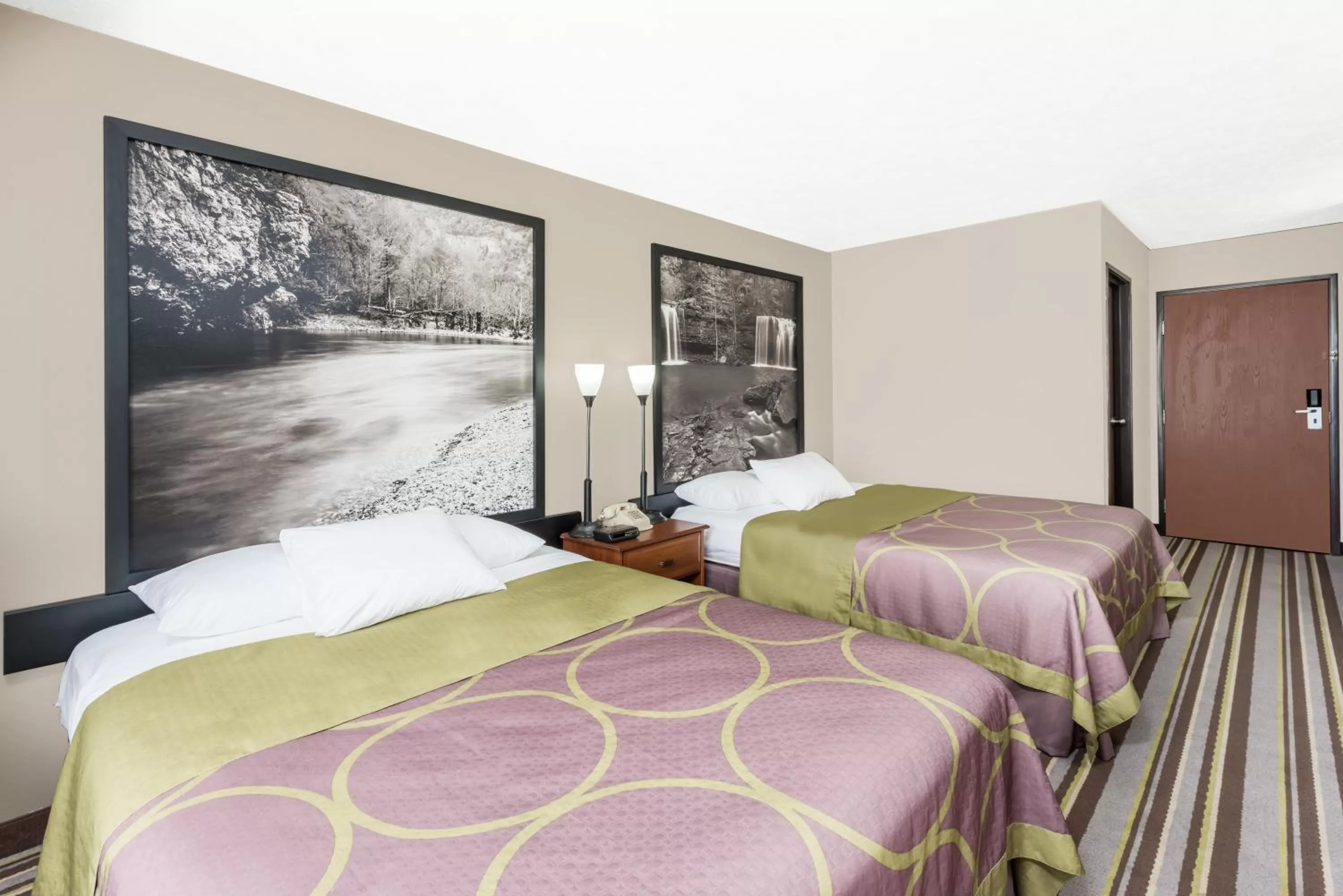 Bed in Super 8 by Wyndham Bolivar