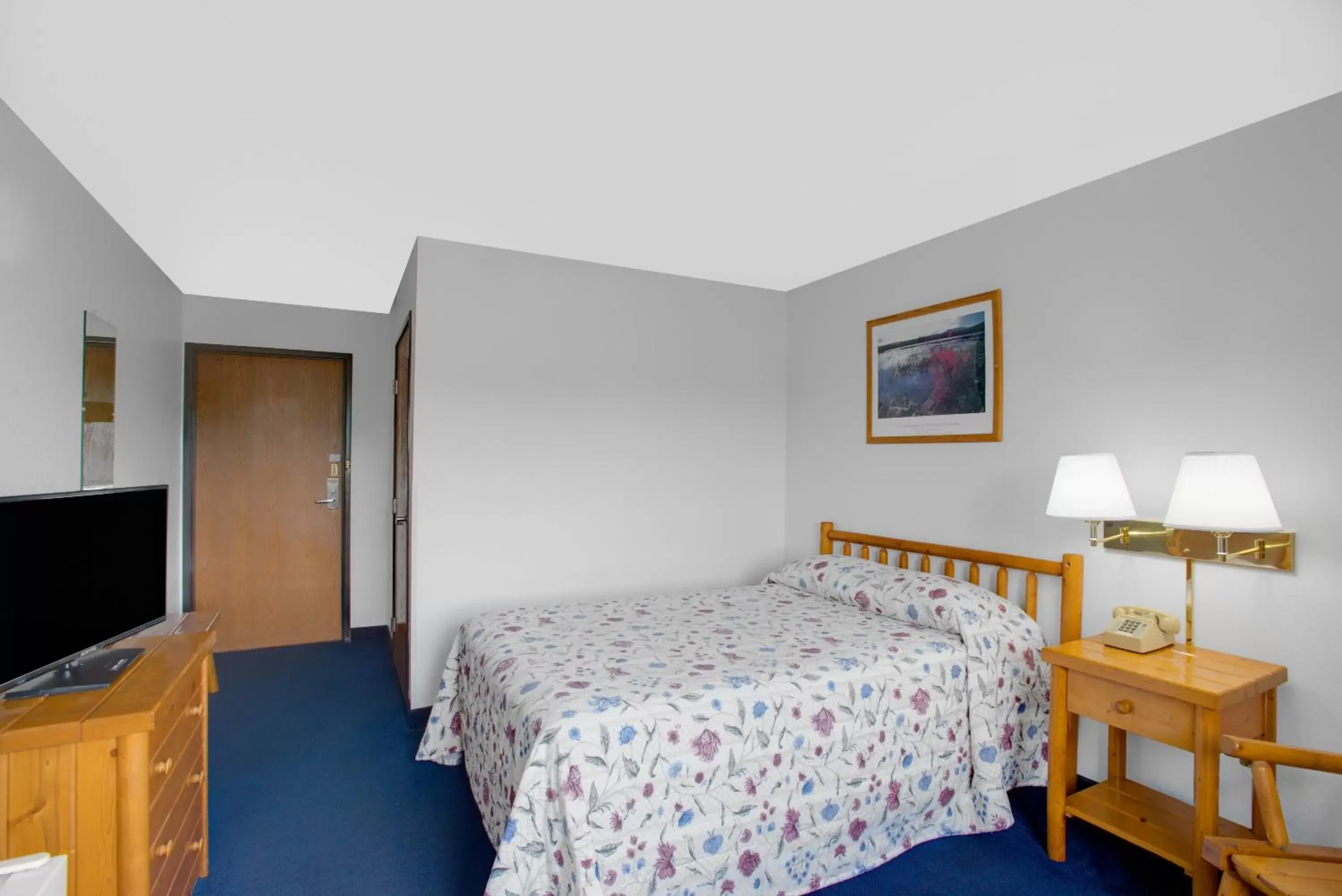 Photo of the whole room, Room Photo in Super 8 by Wyndham Lake George/Warrensburg Area