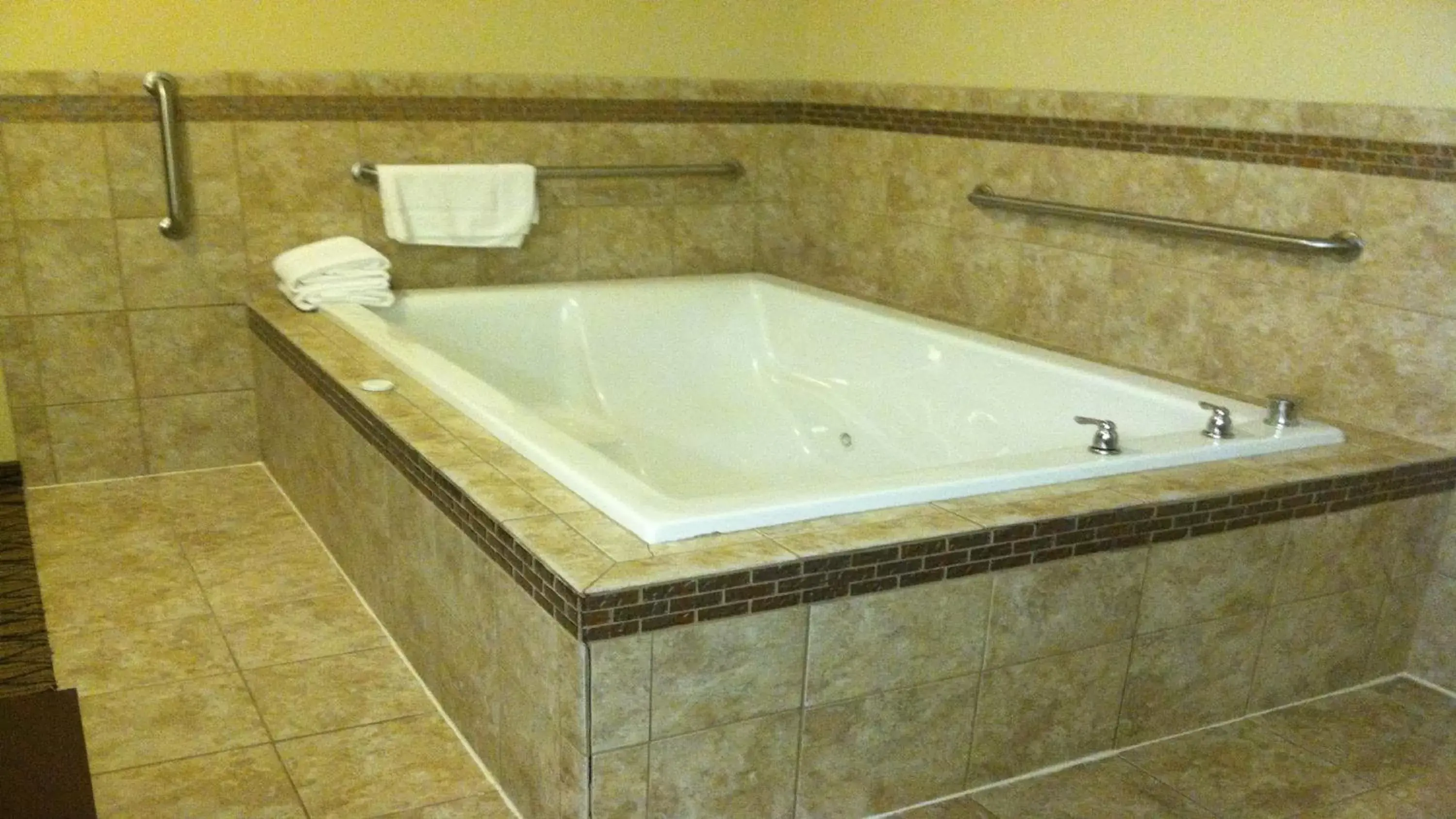 Photo of the whole room, Bathroom in Holiday Inn Express & Suites Belle Vernon, an IHG Hotel