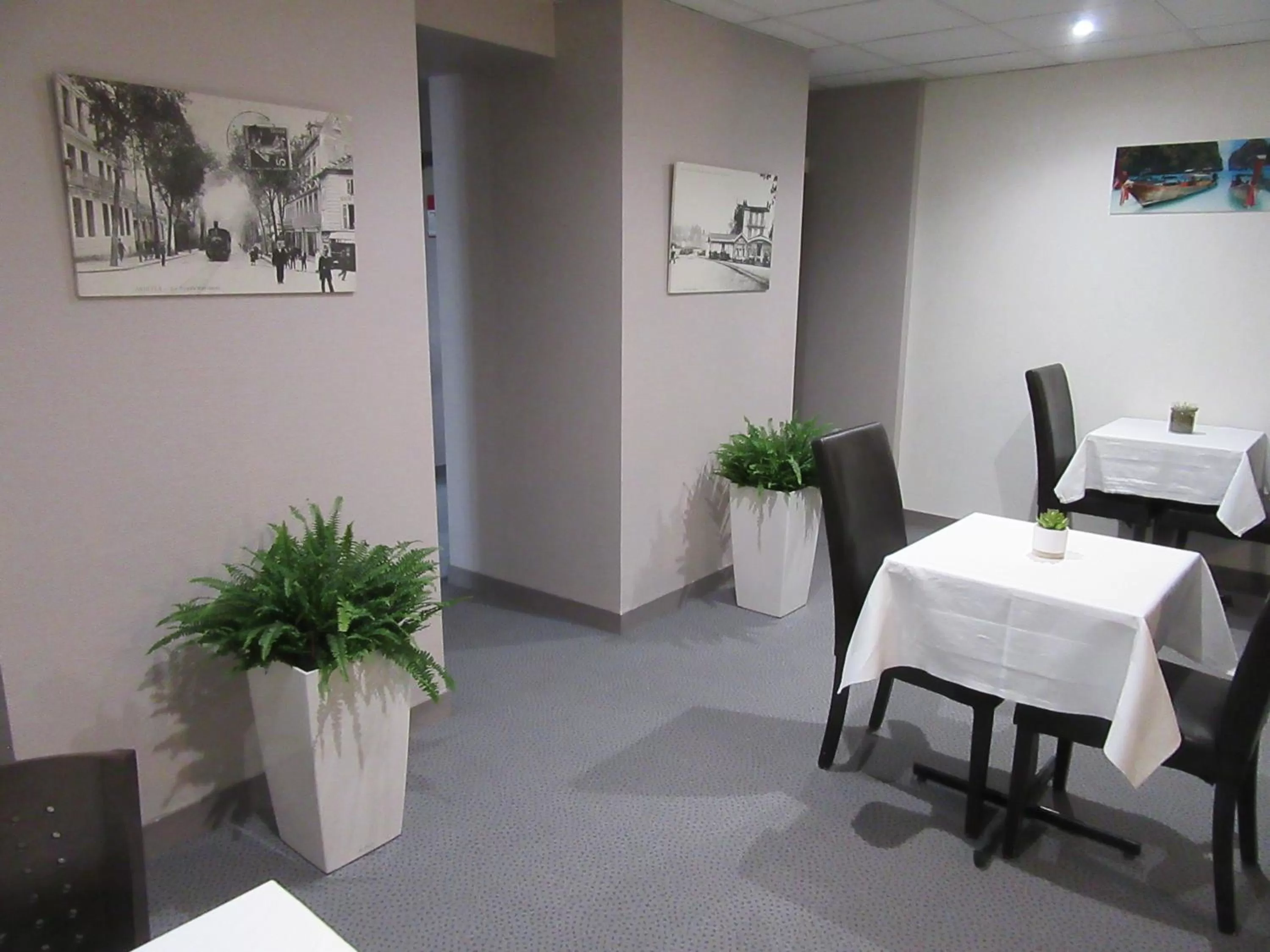 Dining area in Contact Hotel de France