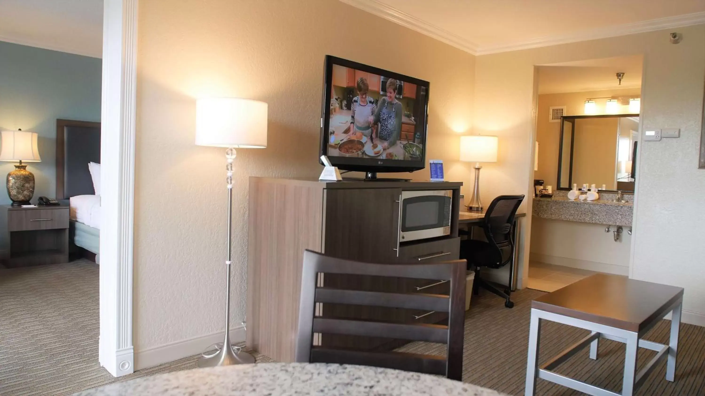 Photo of the whole room, TV/Entertainment Center in Best Western Plus Siesta Key Gateway