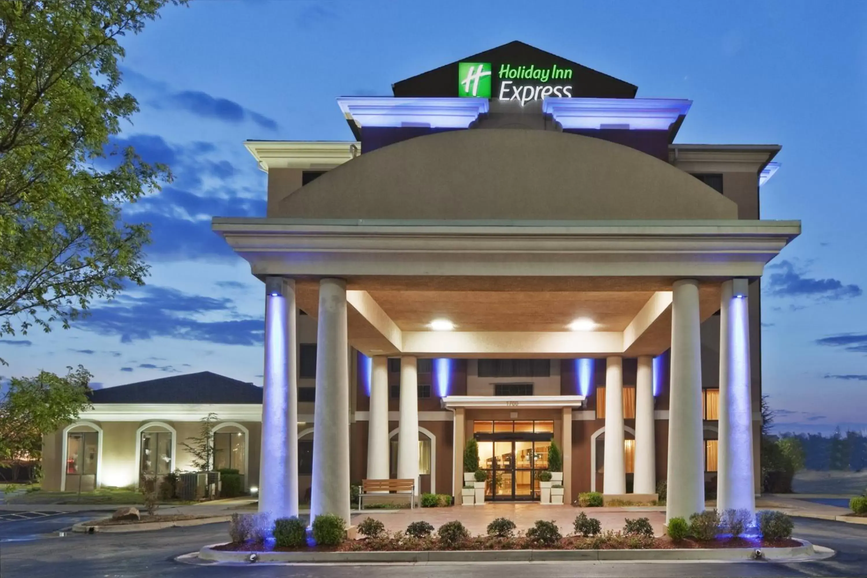 Property Building in Holiday Inn Express & Suites Midwest City, an IHG Hotel