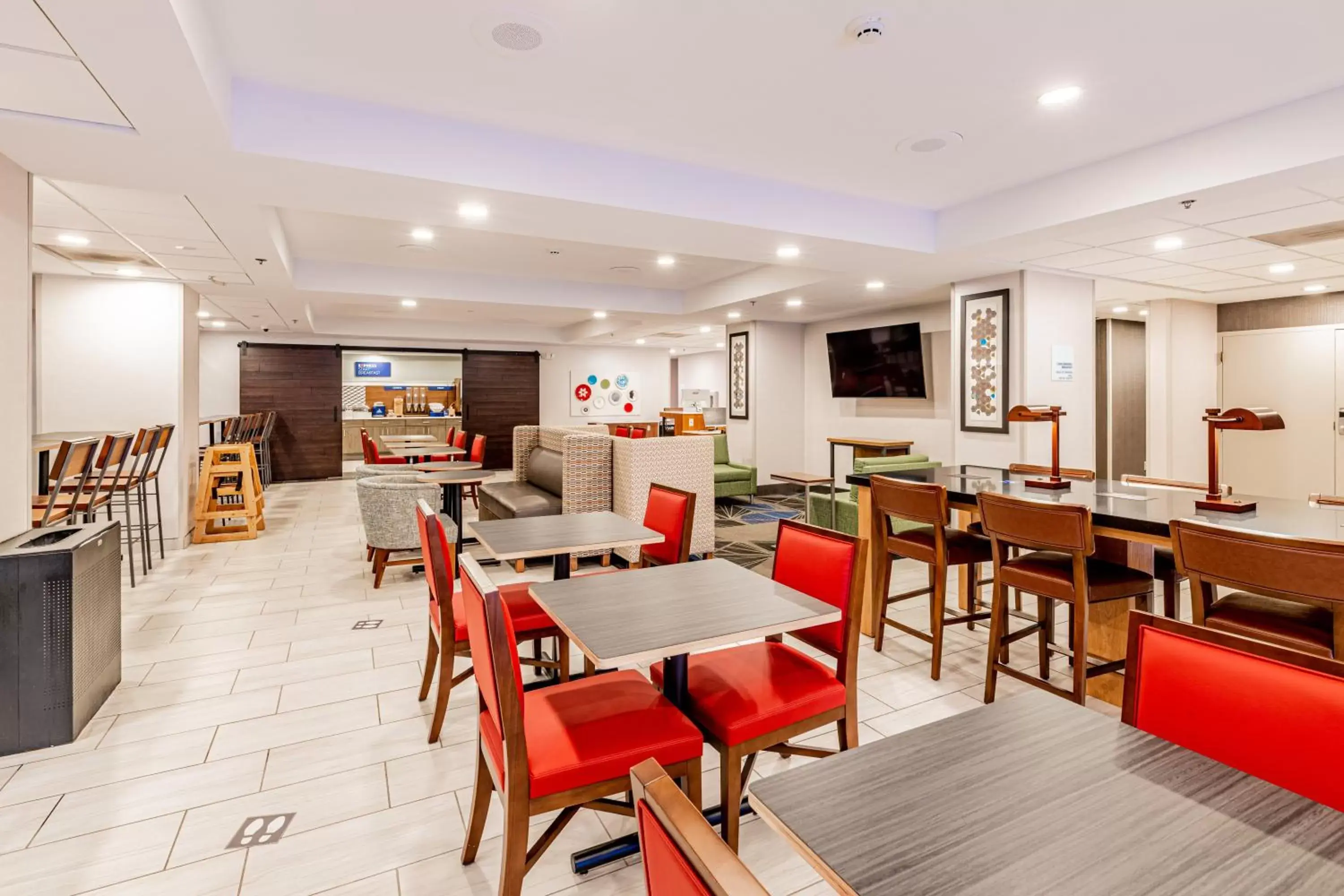 Breakfast, Restaurant/Places to Eat in Holiday Inn Express Indianapolis South, an IHG Hotel