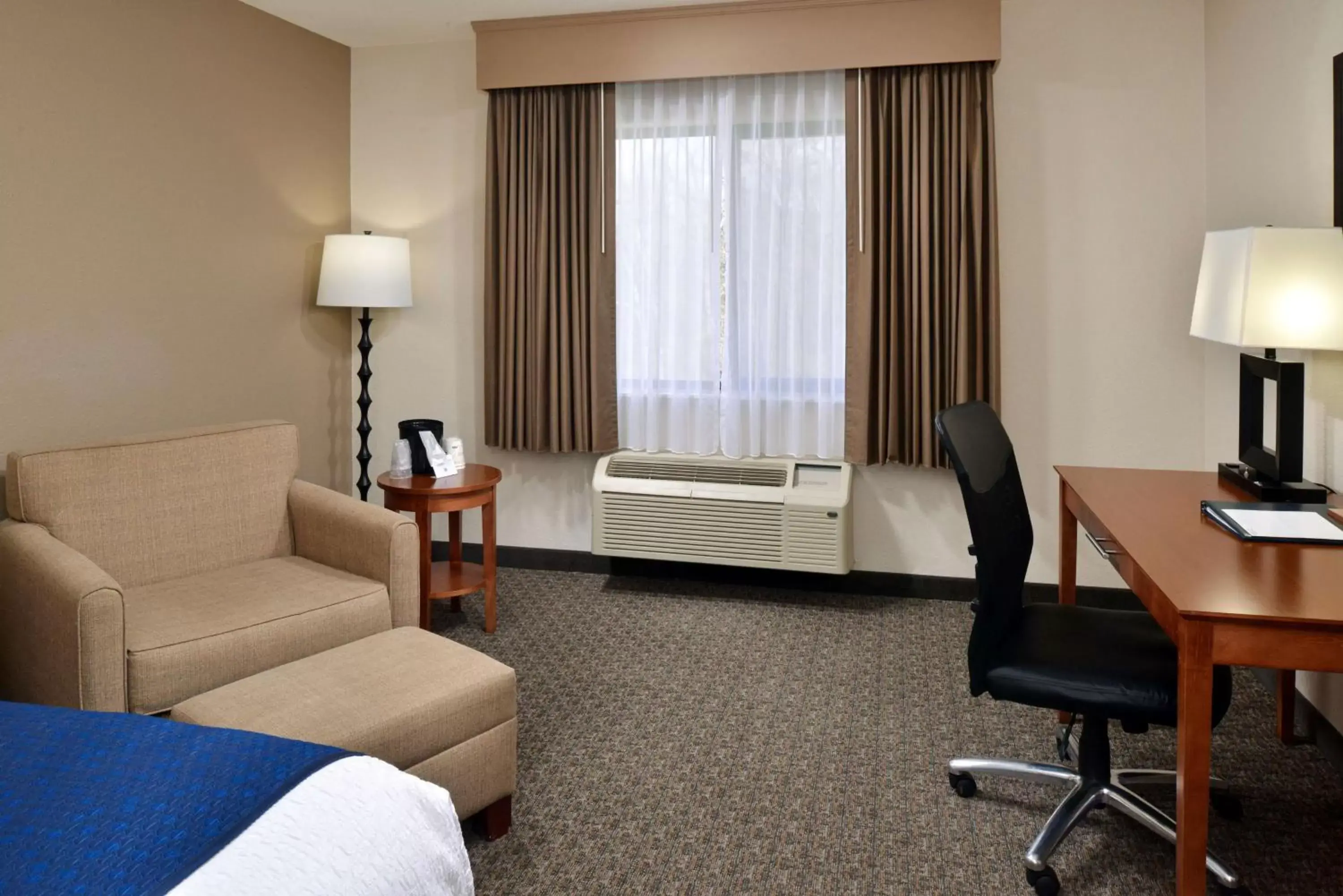 Bedroom, Seating Area in Best Western Big Spring Lodge