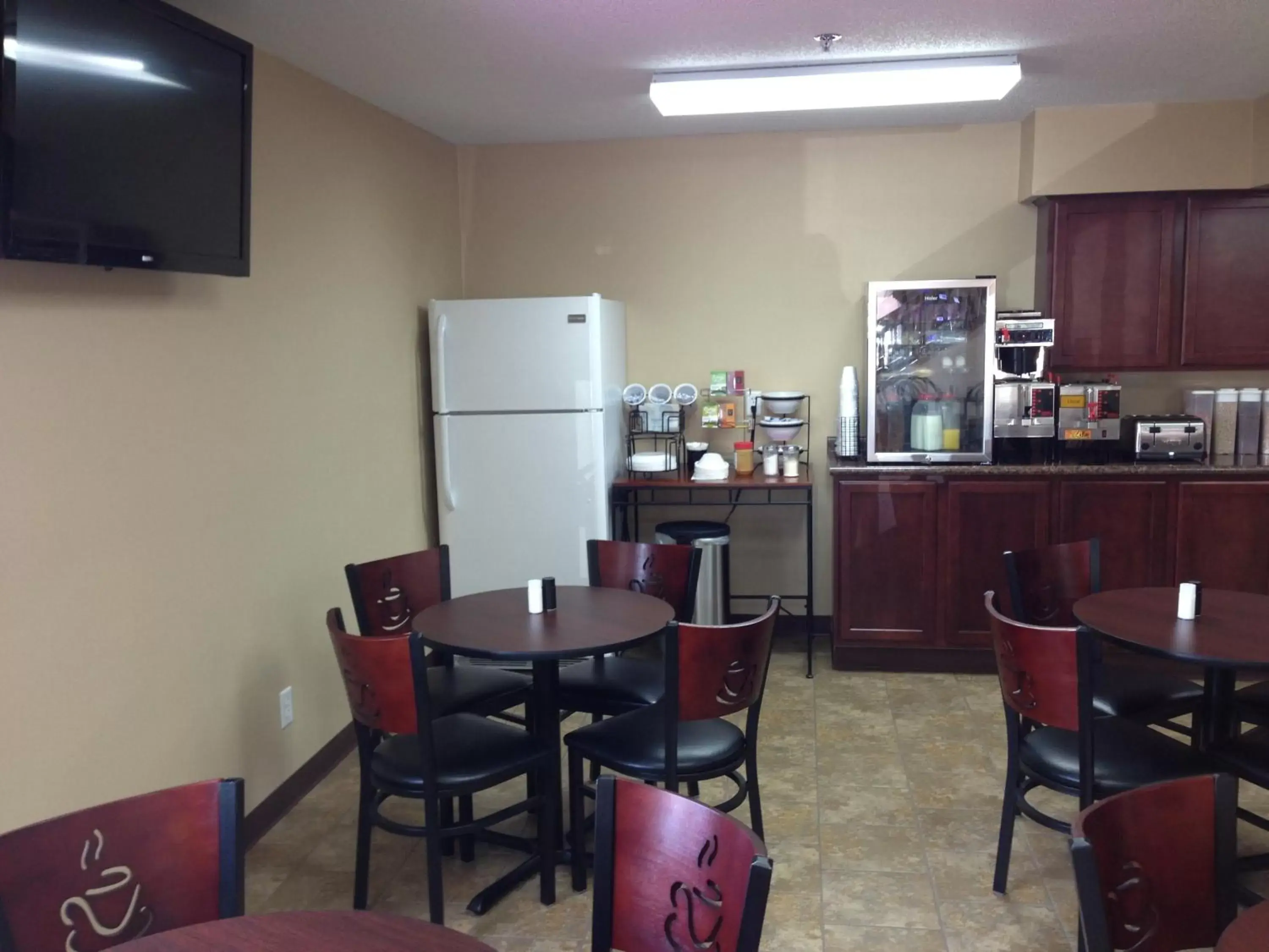 Restaurant/places to eat in New Victorian Inn & Suites Kearney