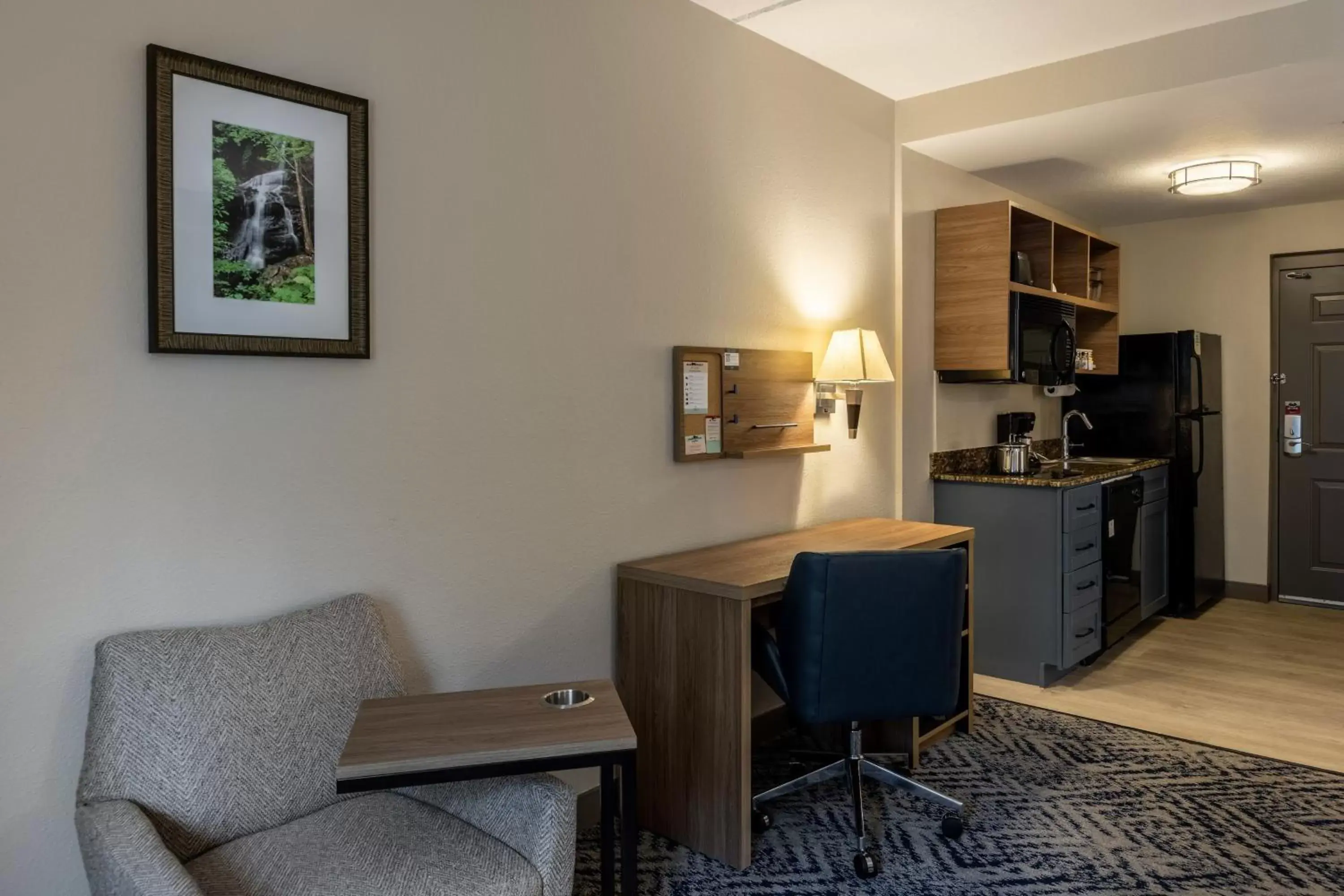 Photo of the whole room, Kitchen/Kitchenette in Candlewood Suites - Bluffton-Hilton Head, an IHG Hotel