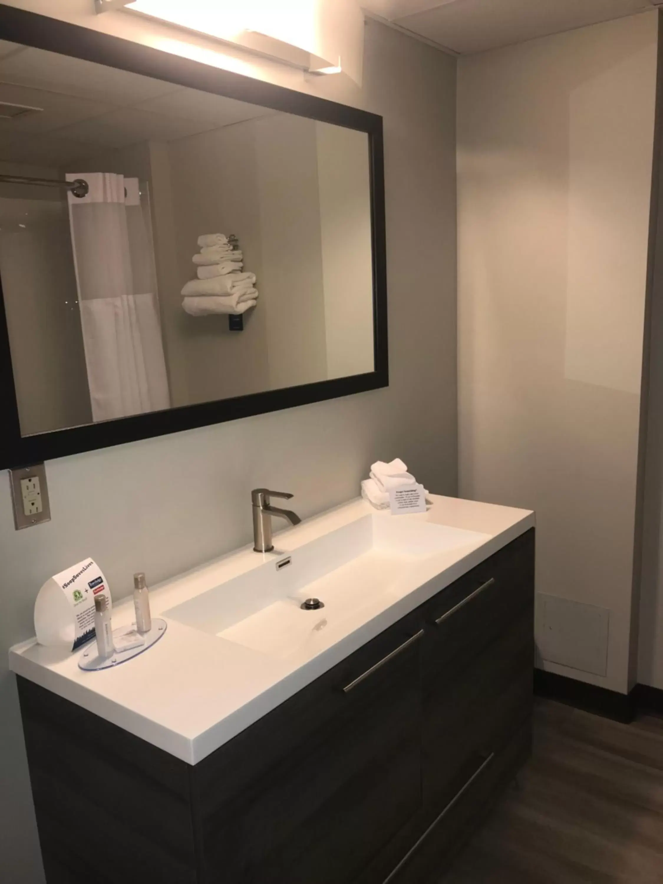 Bathroom in Travelodge by Wyndham Sydney