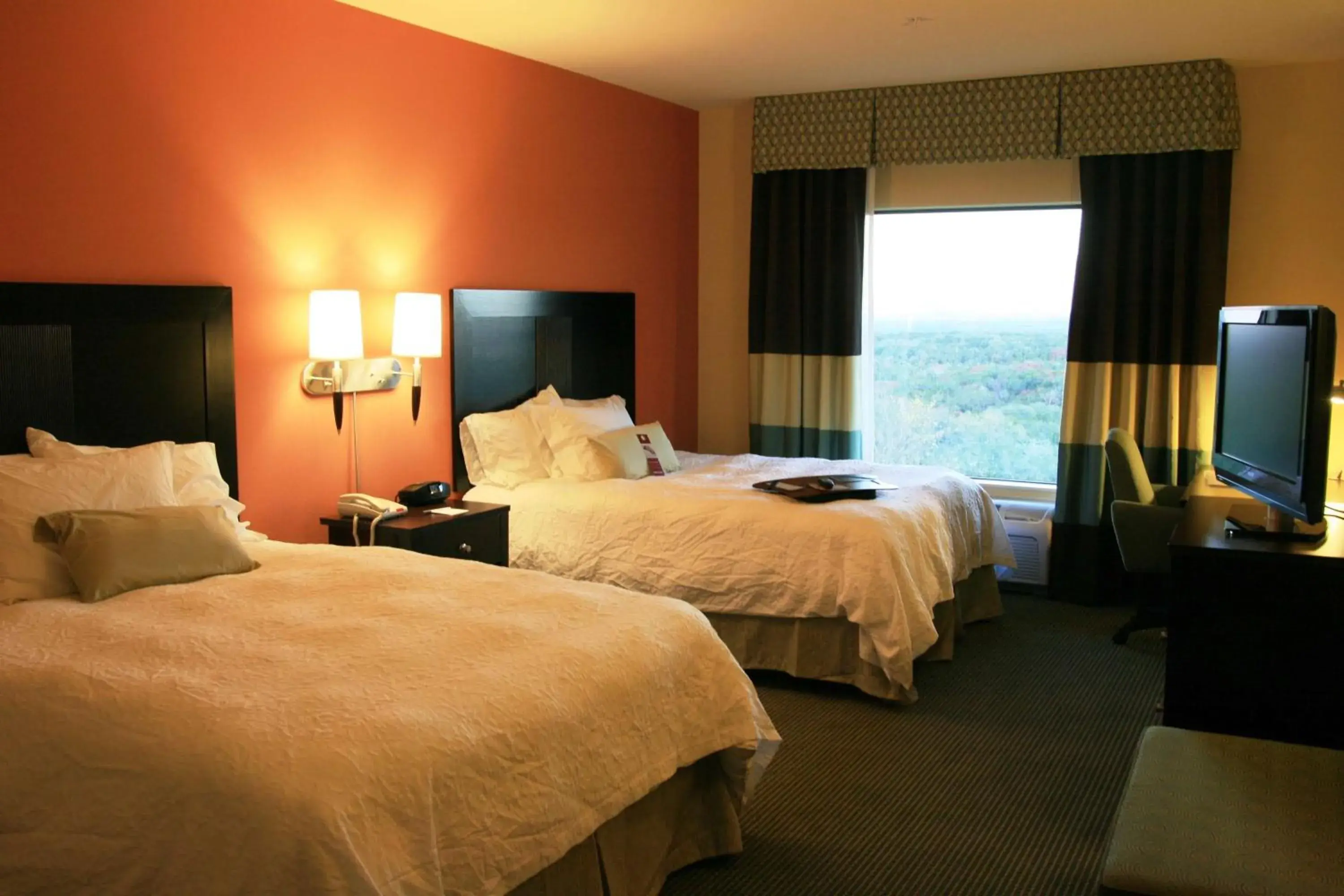 Bed in Hampton Inn and Suites Austin - Lakeway