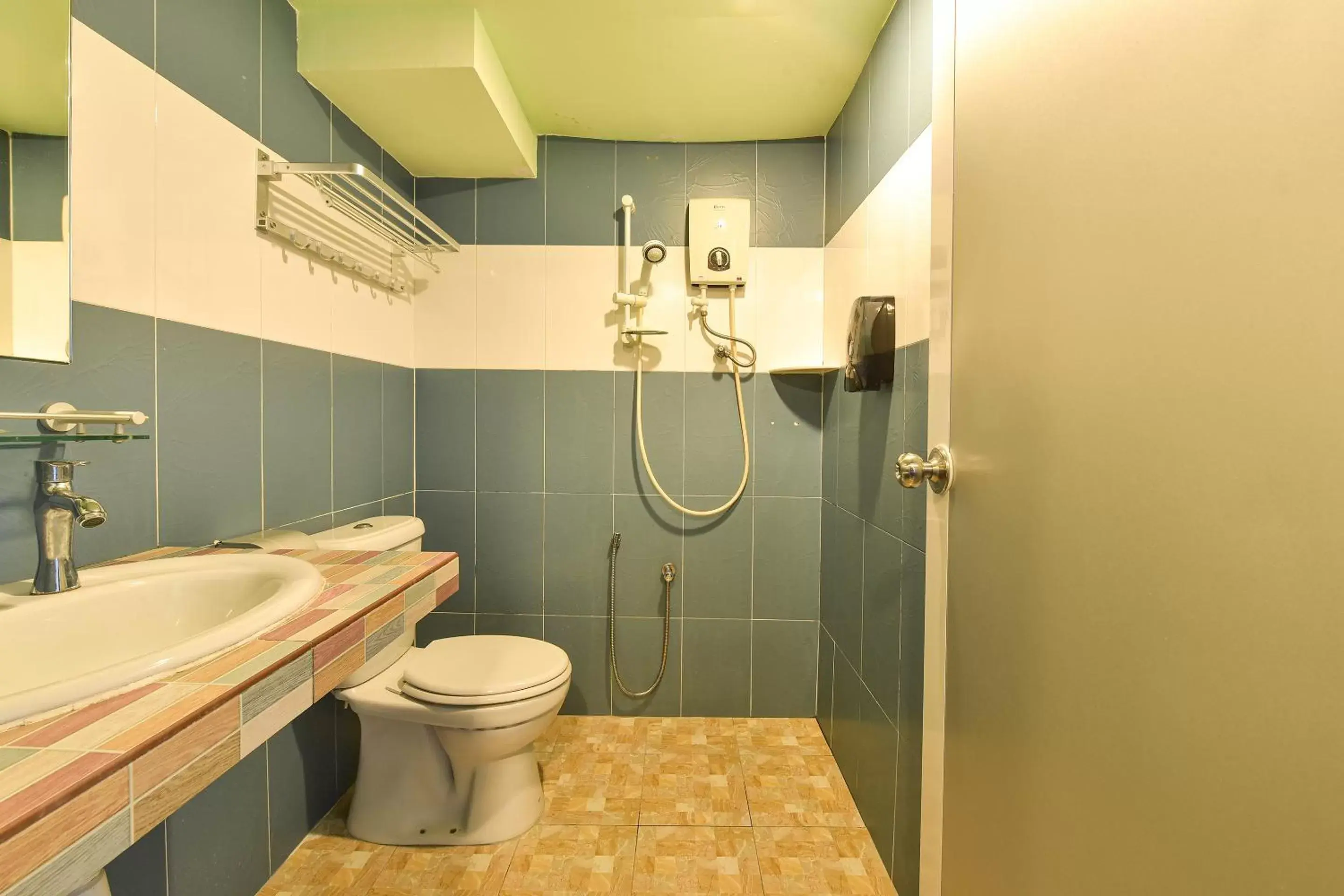 Bathroom in Capital O 516 Grand CT Hotel