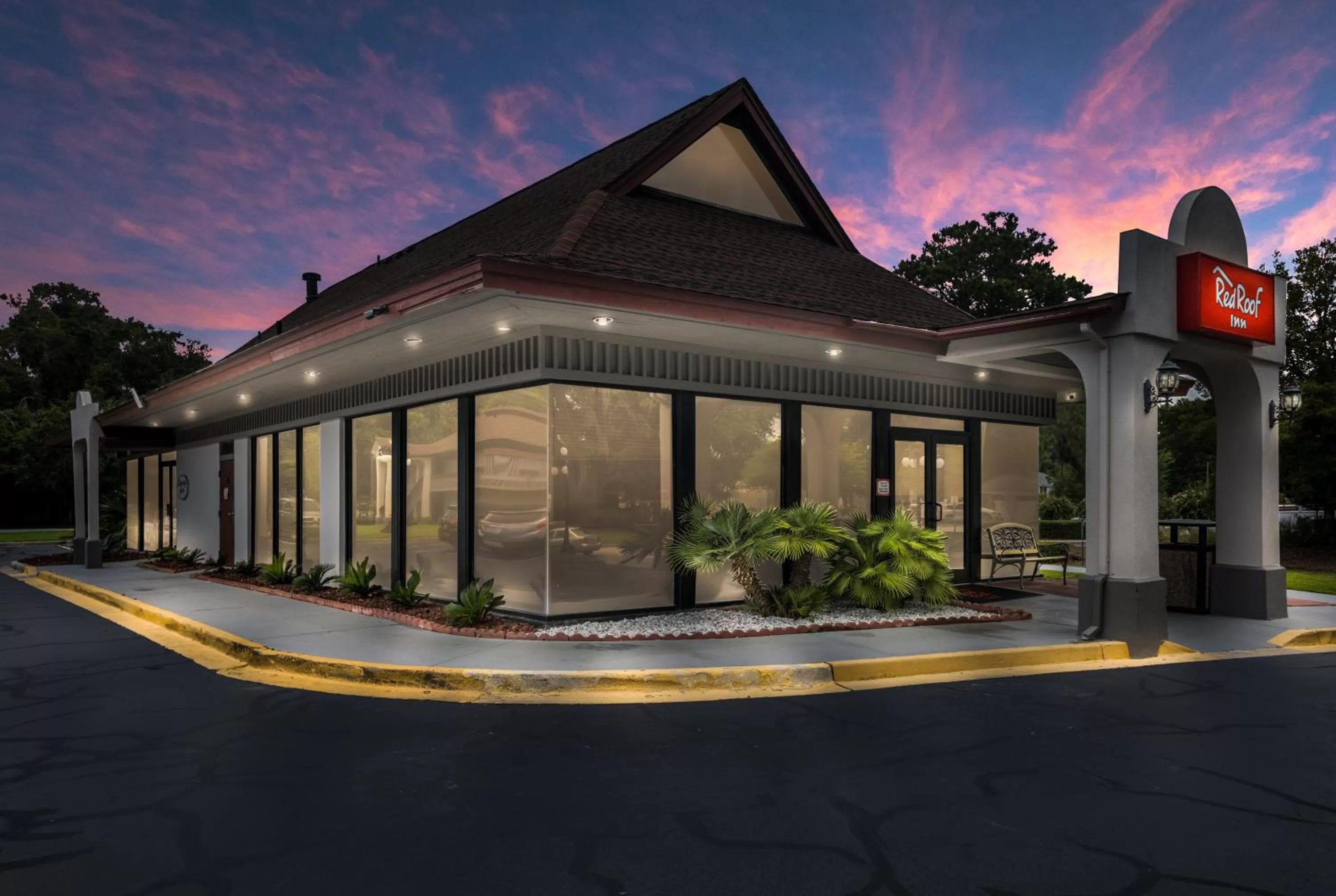 Property building in Red Roof Inn Savannah – Southside/Midtown