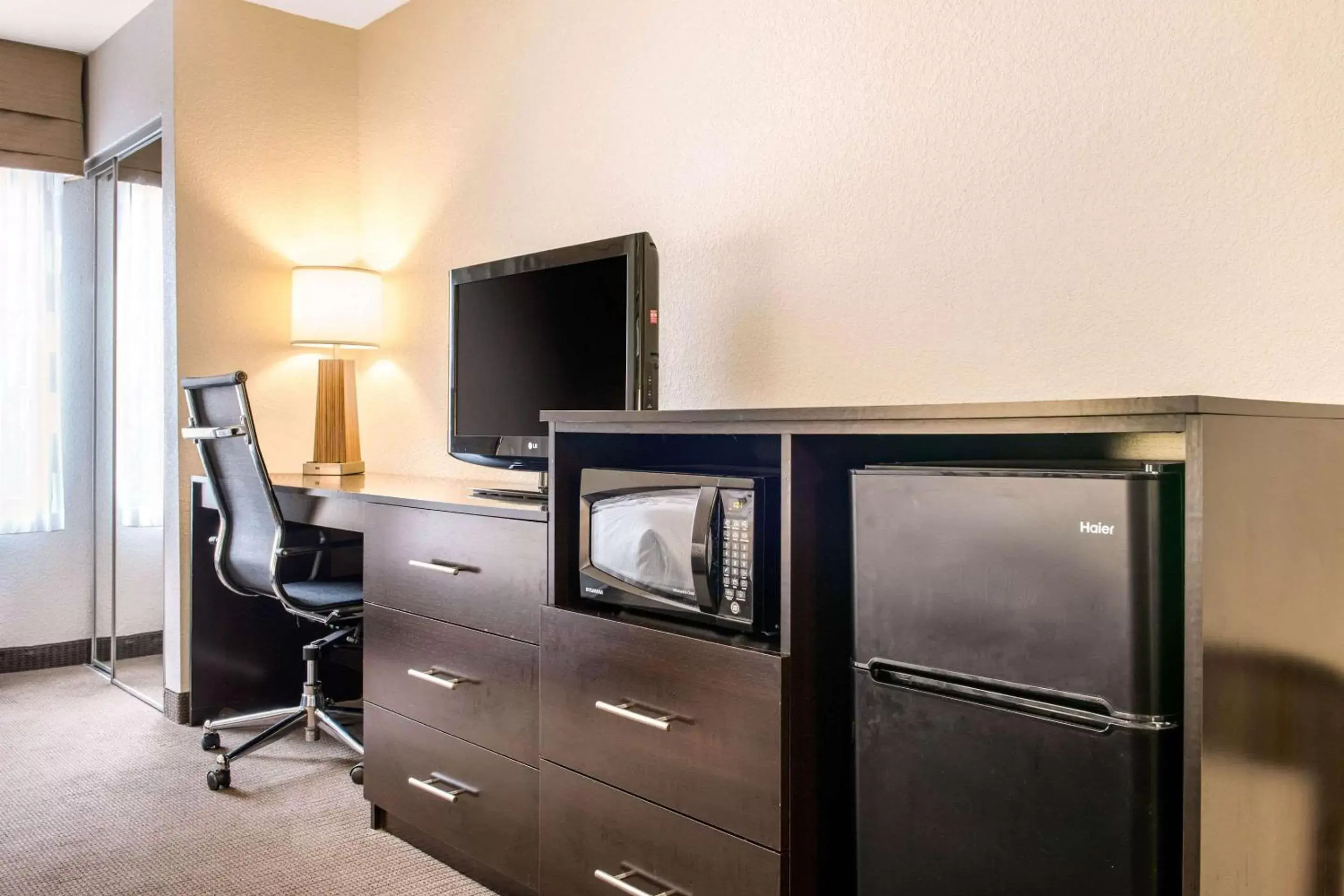 Photo of the whole room, TV/Entertainment Center in Sleep Inn & Suites Columbus