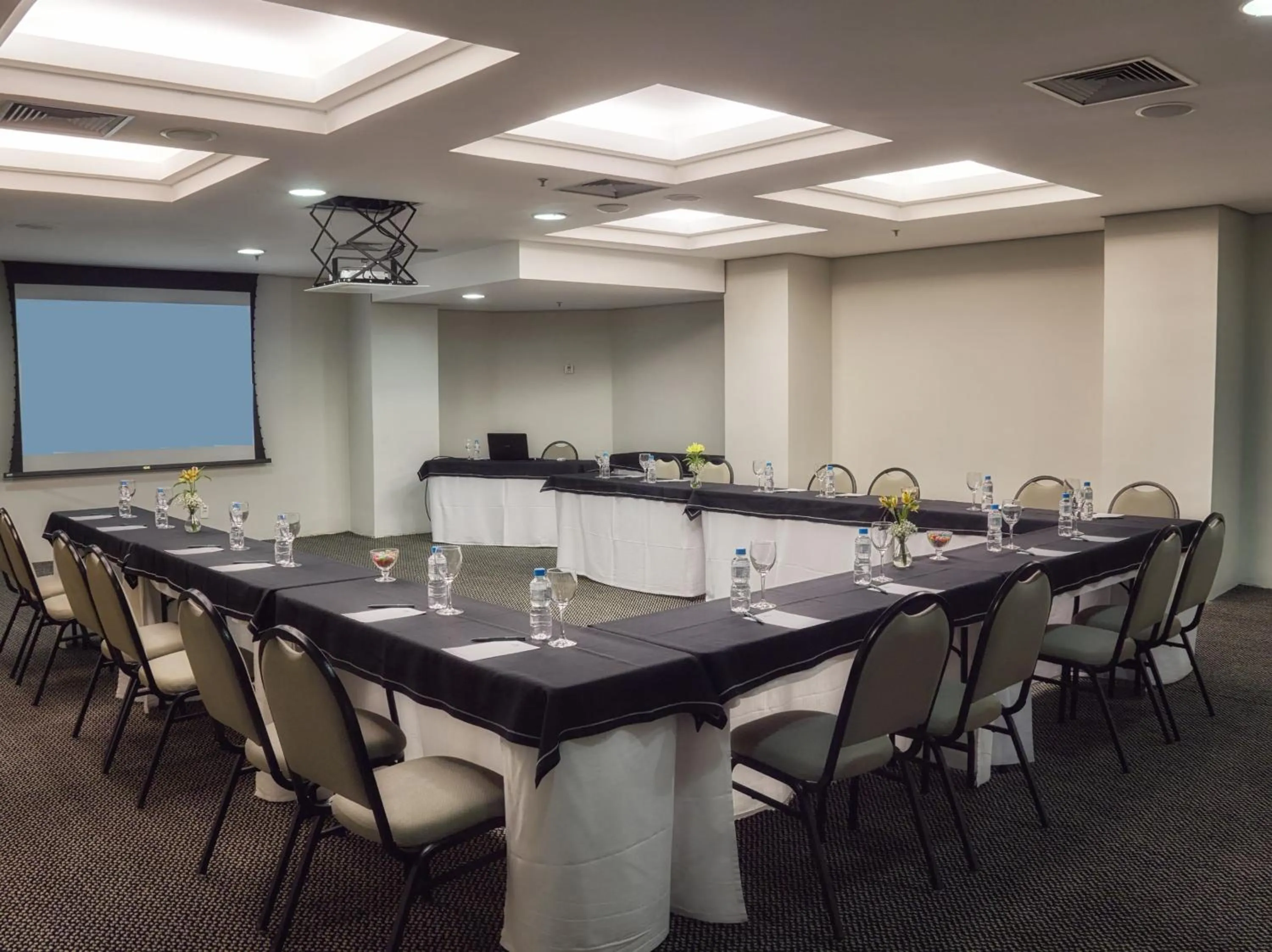 Business facilities in Sol Alphaville Hotel & Residence