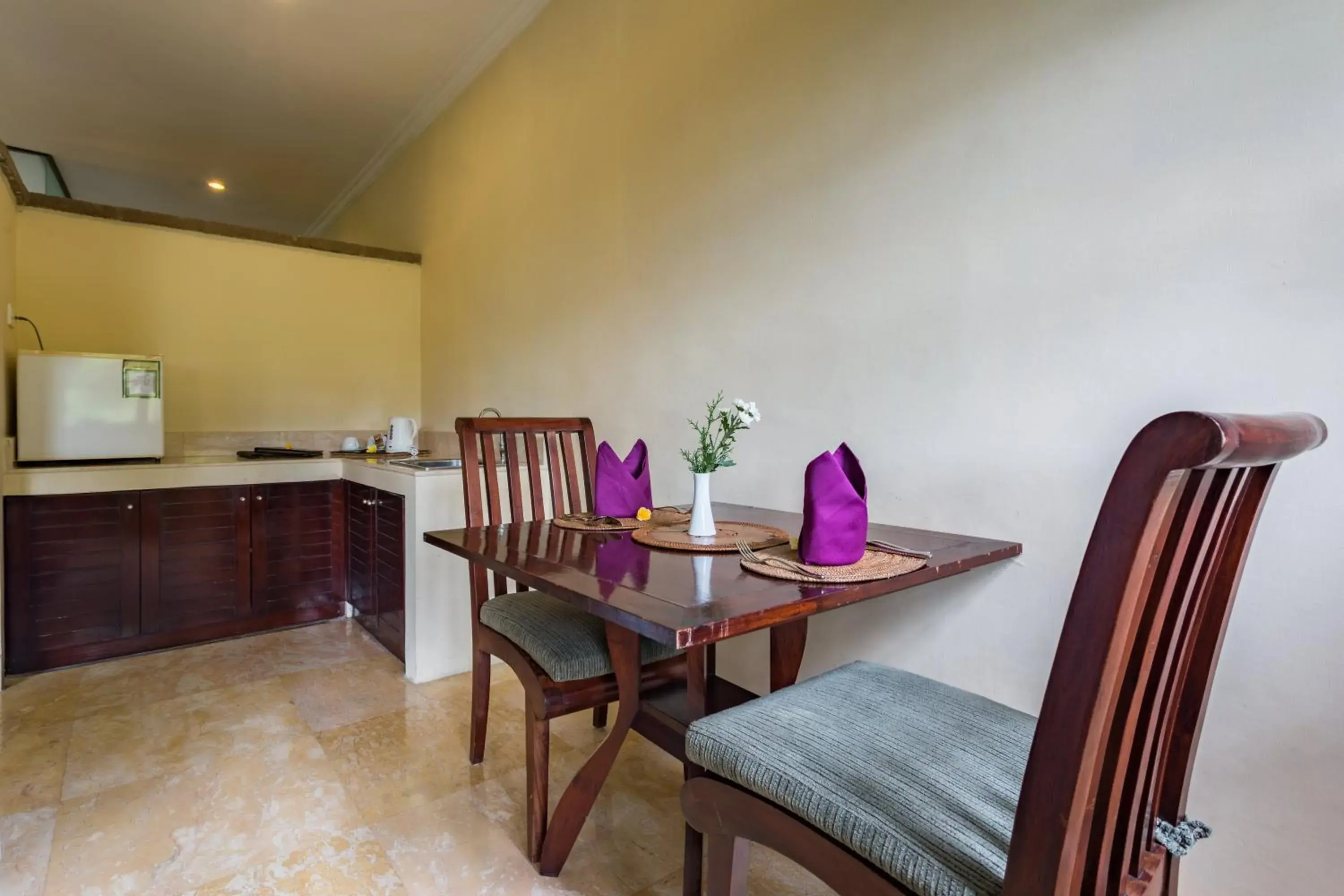 Kitchen or kitchenette in Anini Raka Resort & Spa