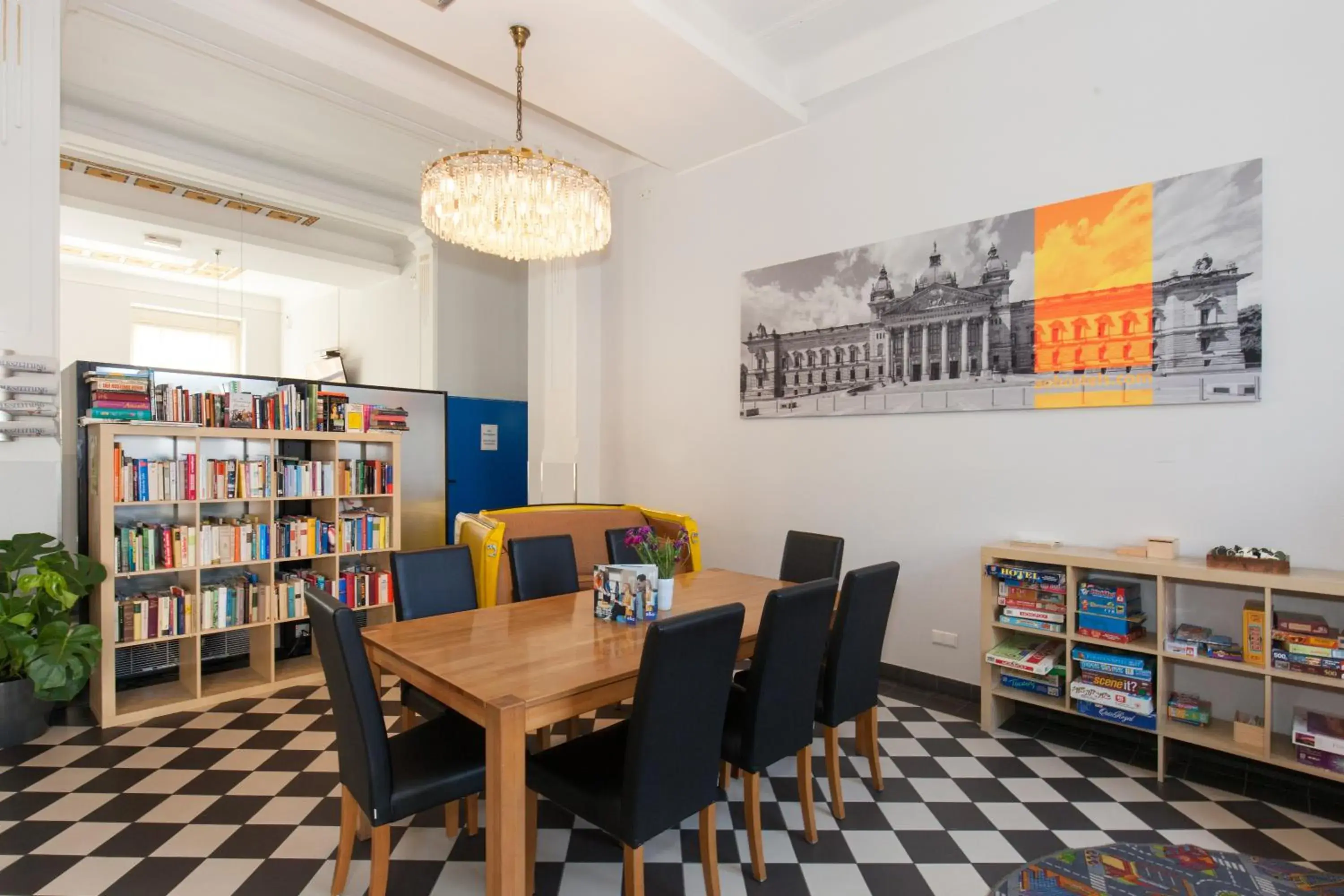 Communal lounge/ TV room, Library in A&O Leipzig Hauptbahnhof