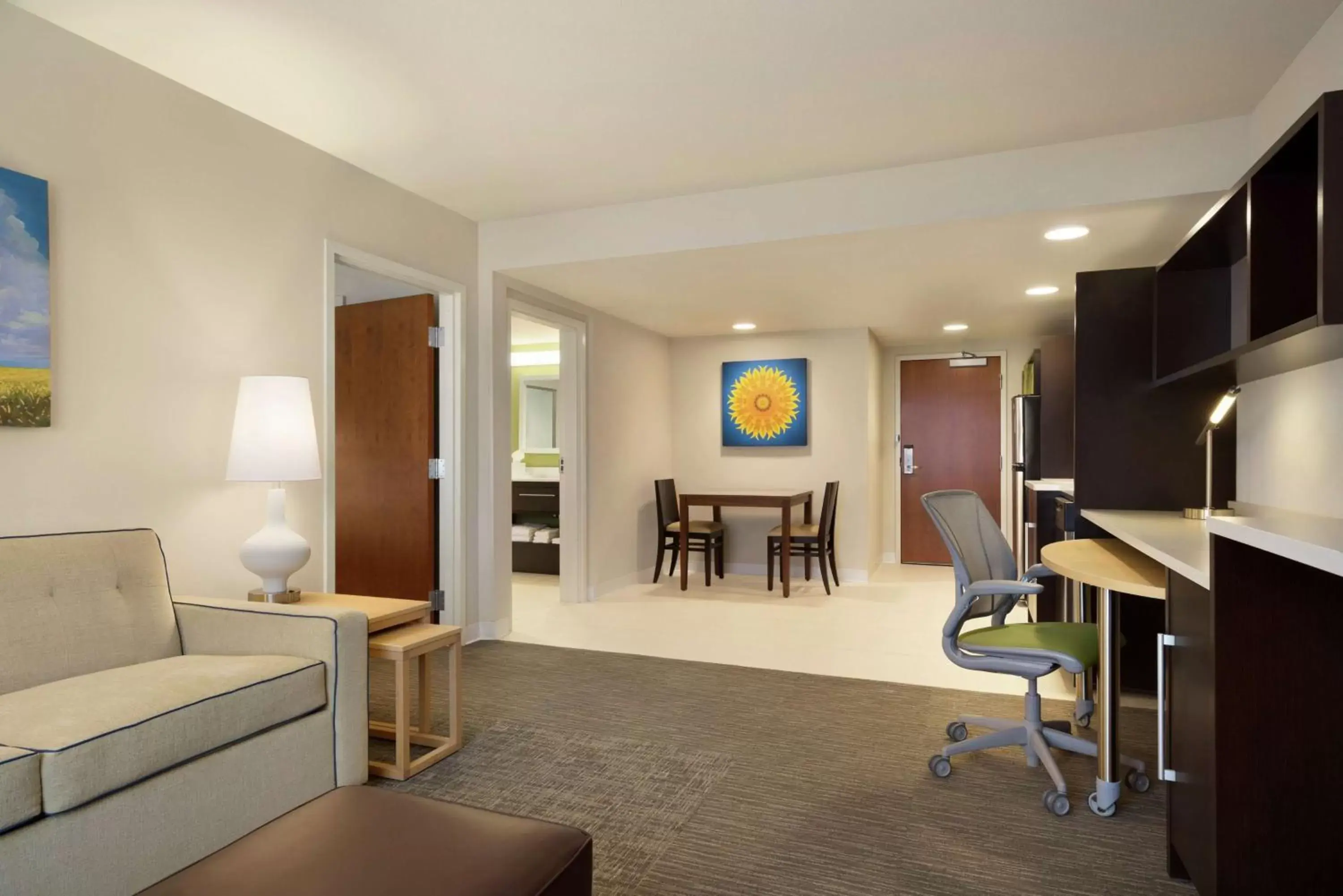 Bedroom, Seating Area in Home2 Suites By Hilton Leavenworth Downtown