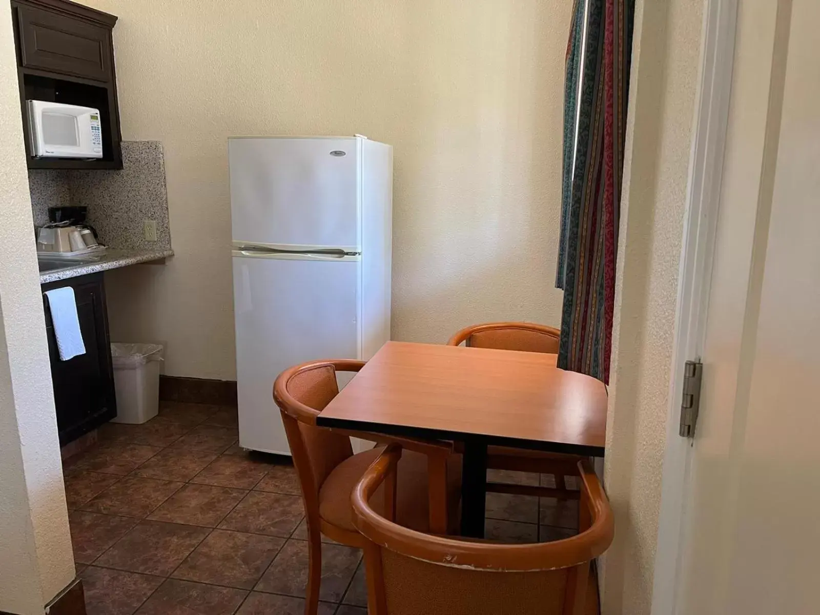 Kitchen or kitchenette, Dining Area in Riverside Inn & Suites Santa Cruz
