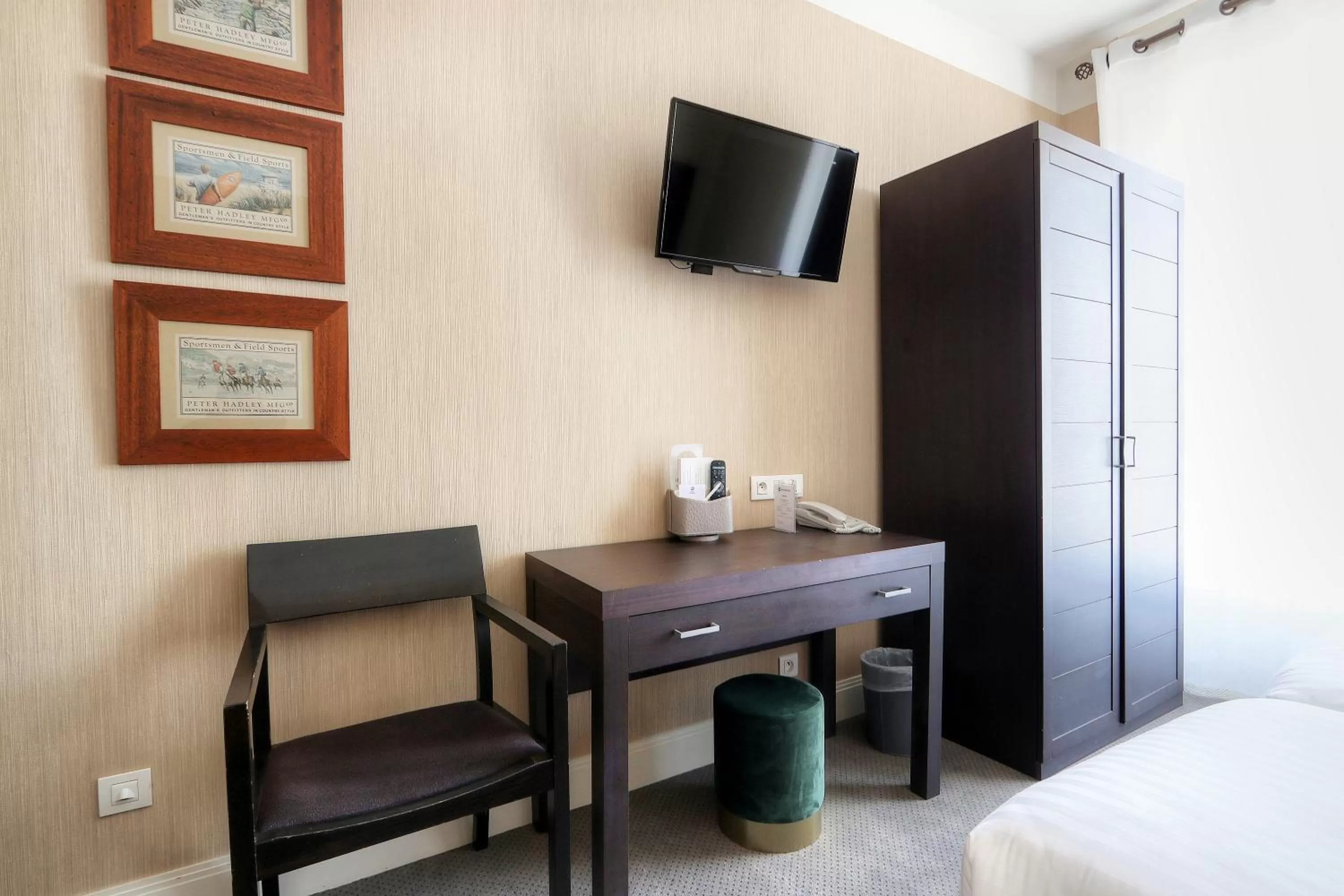 TV and multimedia, Bed in Best Western Hôtel Brittany La Baule Centre & Plages